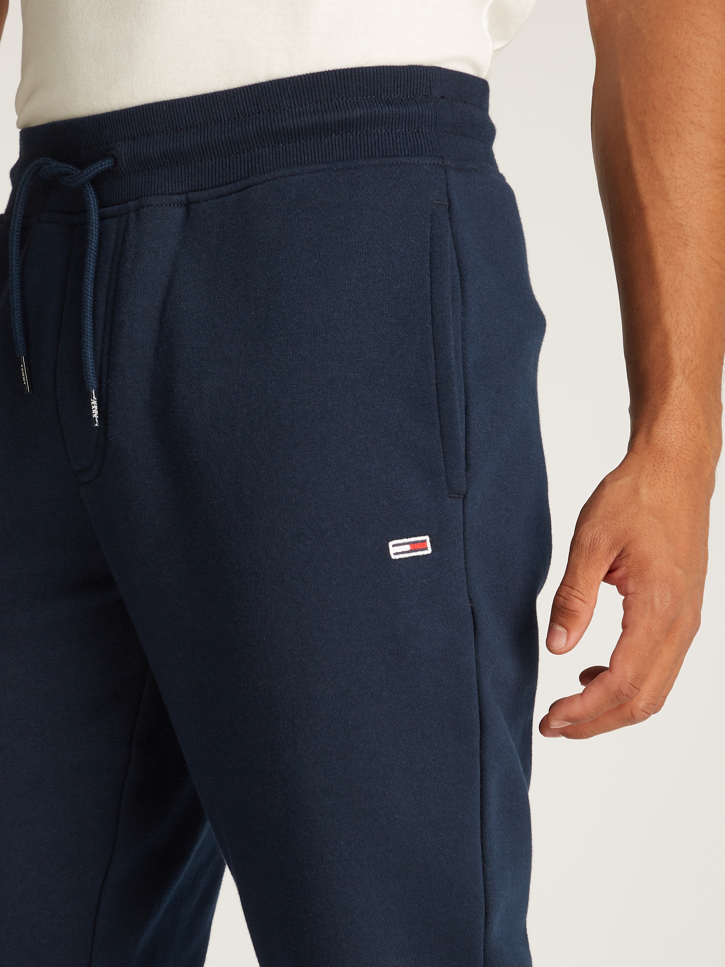Tommy Jeans Sweathose »TJM SLIM S FLAG SWEATPANT«, Mit Kordelzug