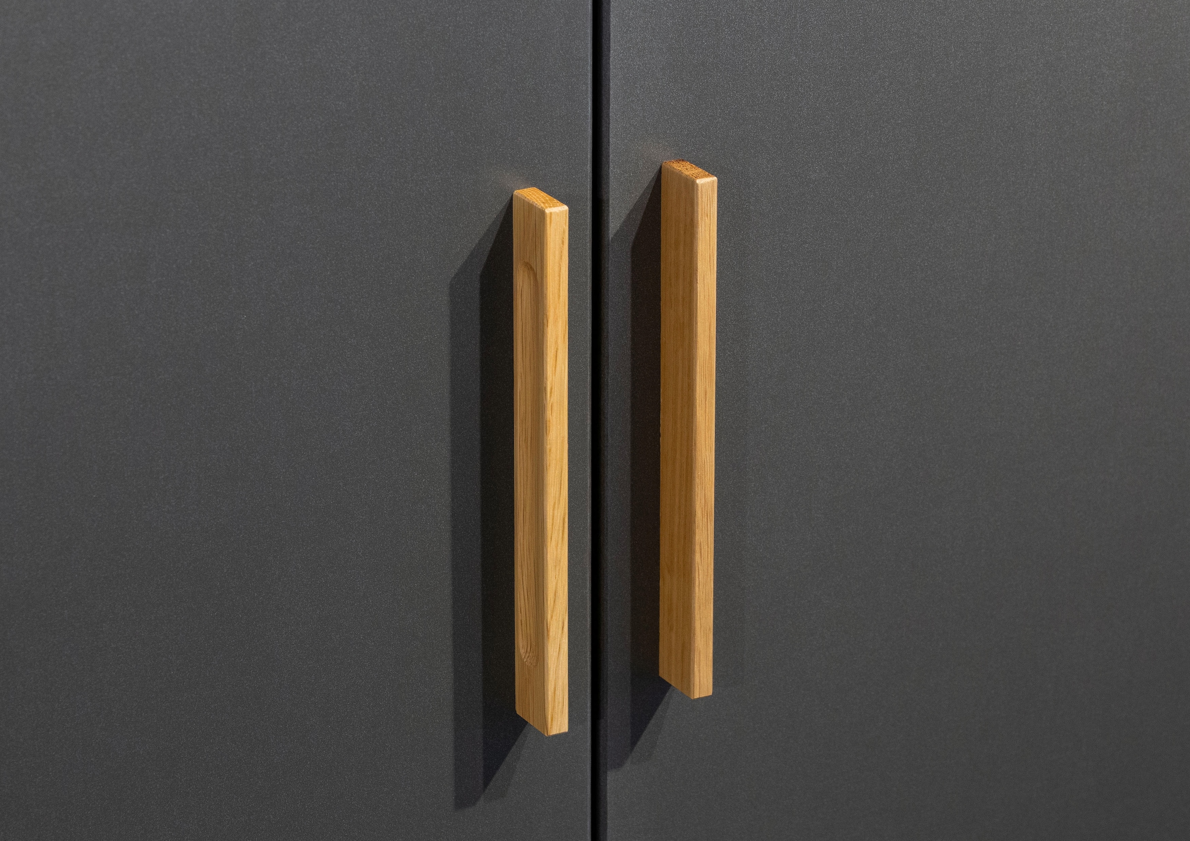 rauch Drehtürenschrank »Kleiderschrank Schrank Garderobe SHINJO Breiten 93/140/187 cm« in 3 verschiedenen Ausstattungen BASIC/CLASSIC/PREMIUM,  Griffe und Füße aus Massivholz, viel Stauraum MADE IN GERMANY