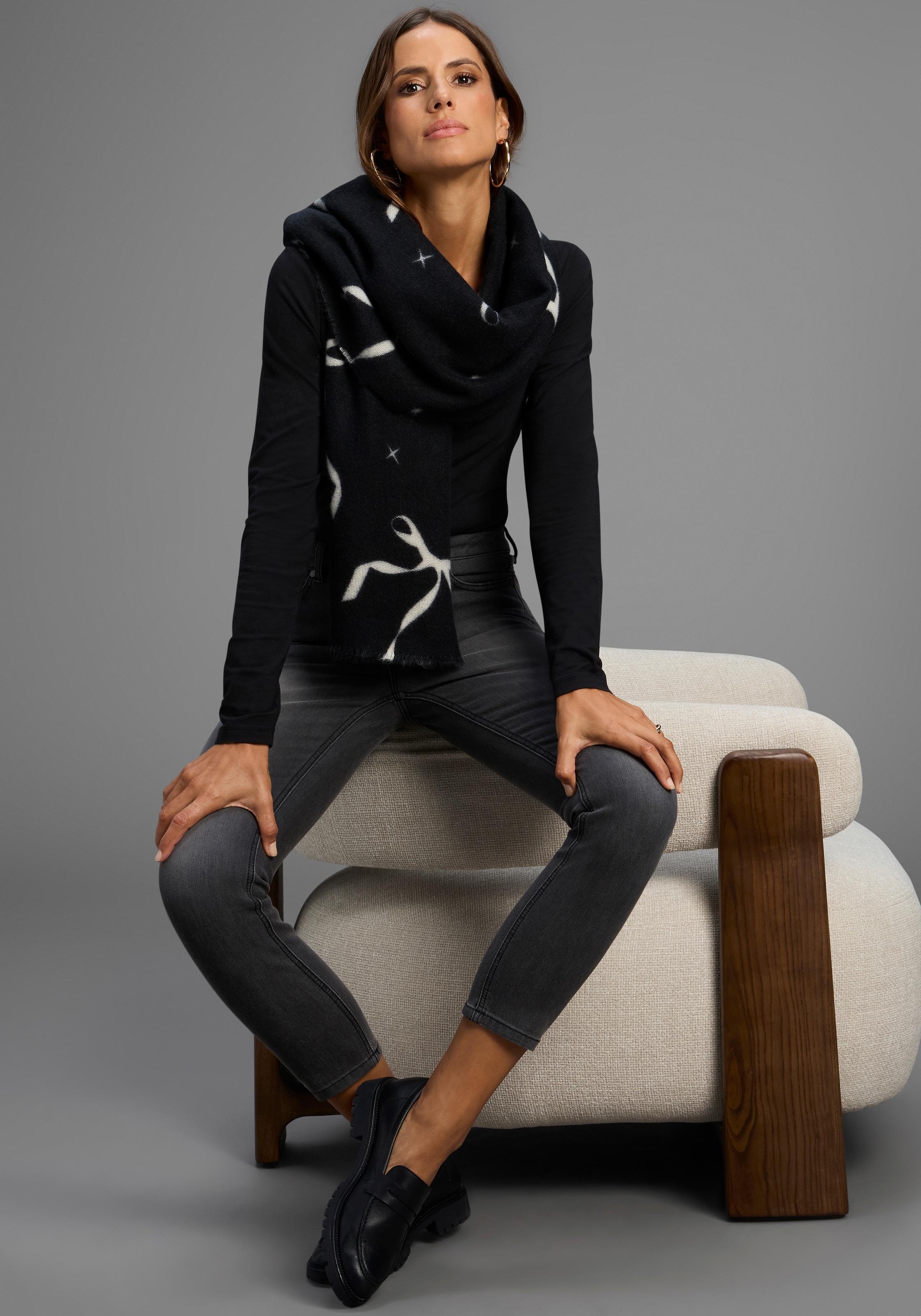 Laura Scott Damen Modeschal mit süßem Schleifen & Stern Muster - NEW in schwarz-weiß