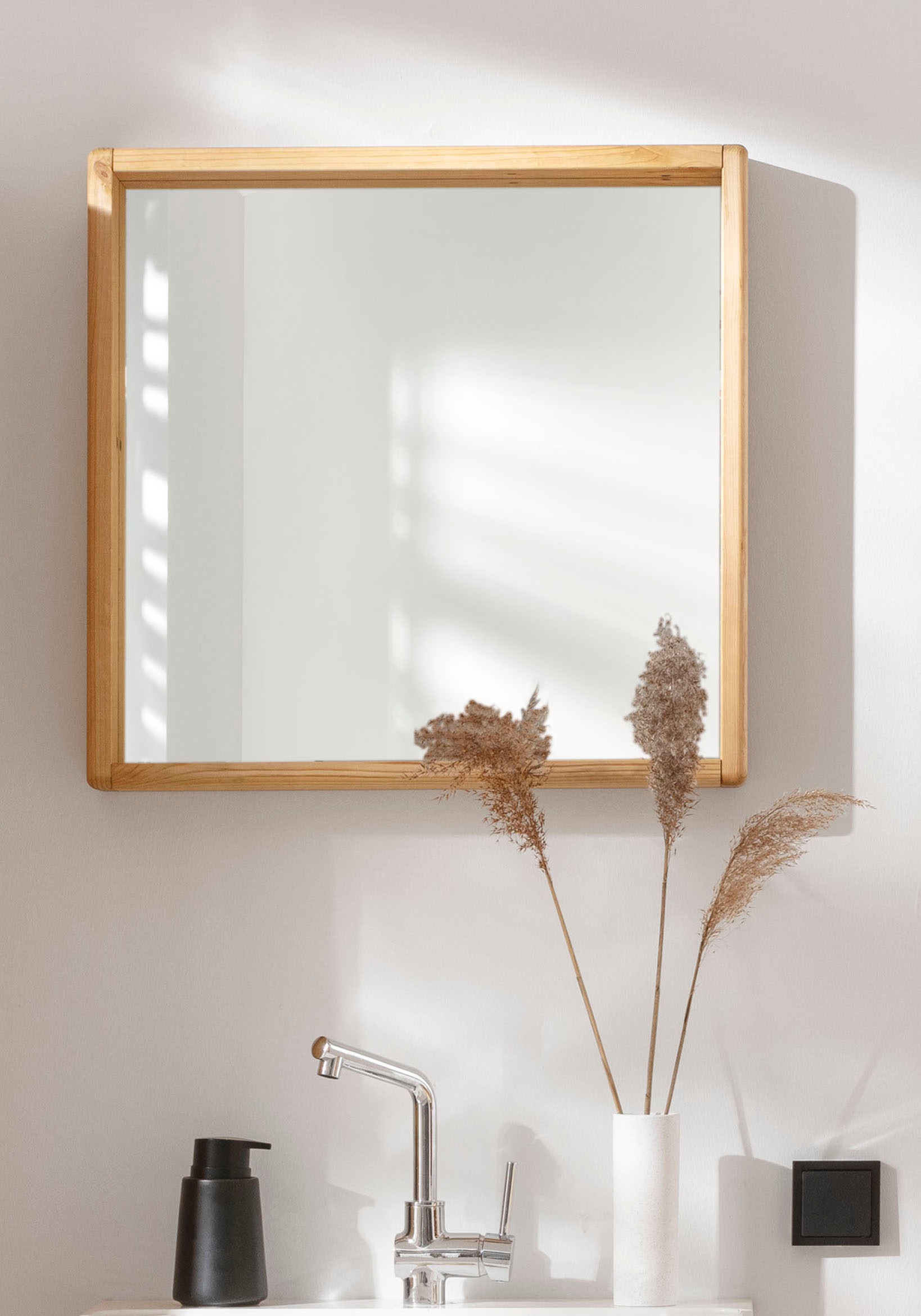 OTTO products Badspiegel »Jorrick«, Rahmen aus FSC-zertifiziertem Massivholz Kiefer, Breite 60 cm