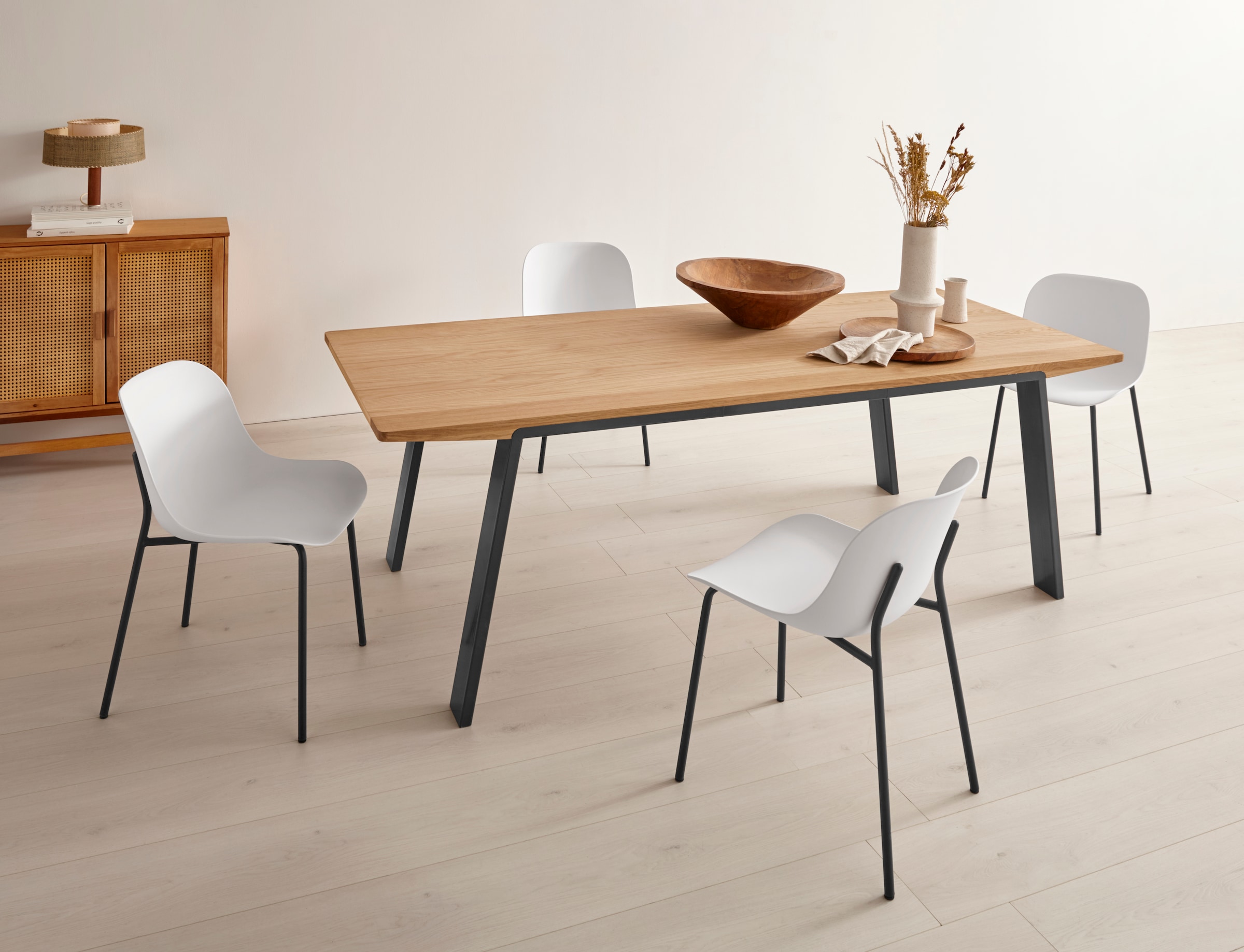 OTTO products Esstisch »Flemming«, Massivholz Eiche, 175 cm oder 225 cm, elegant gewölbte Tischplatte
