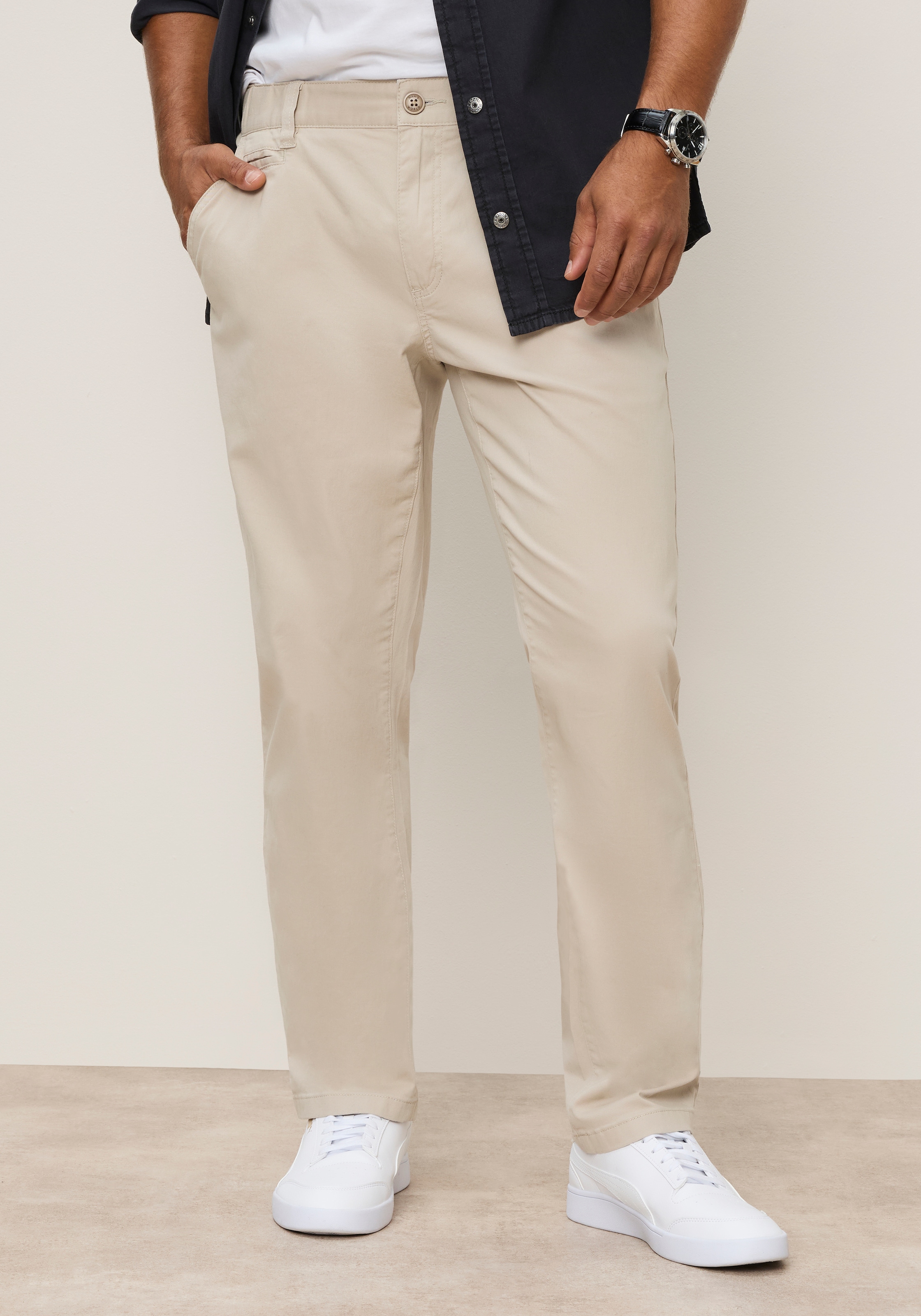 Man's World Chinohose »"Classic Fit" mit verdecktem Dehnbund«  Das Must-have der Saison: Klassische Chino, angesagte Farben