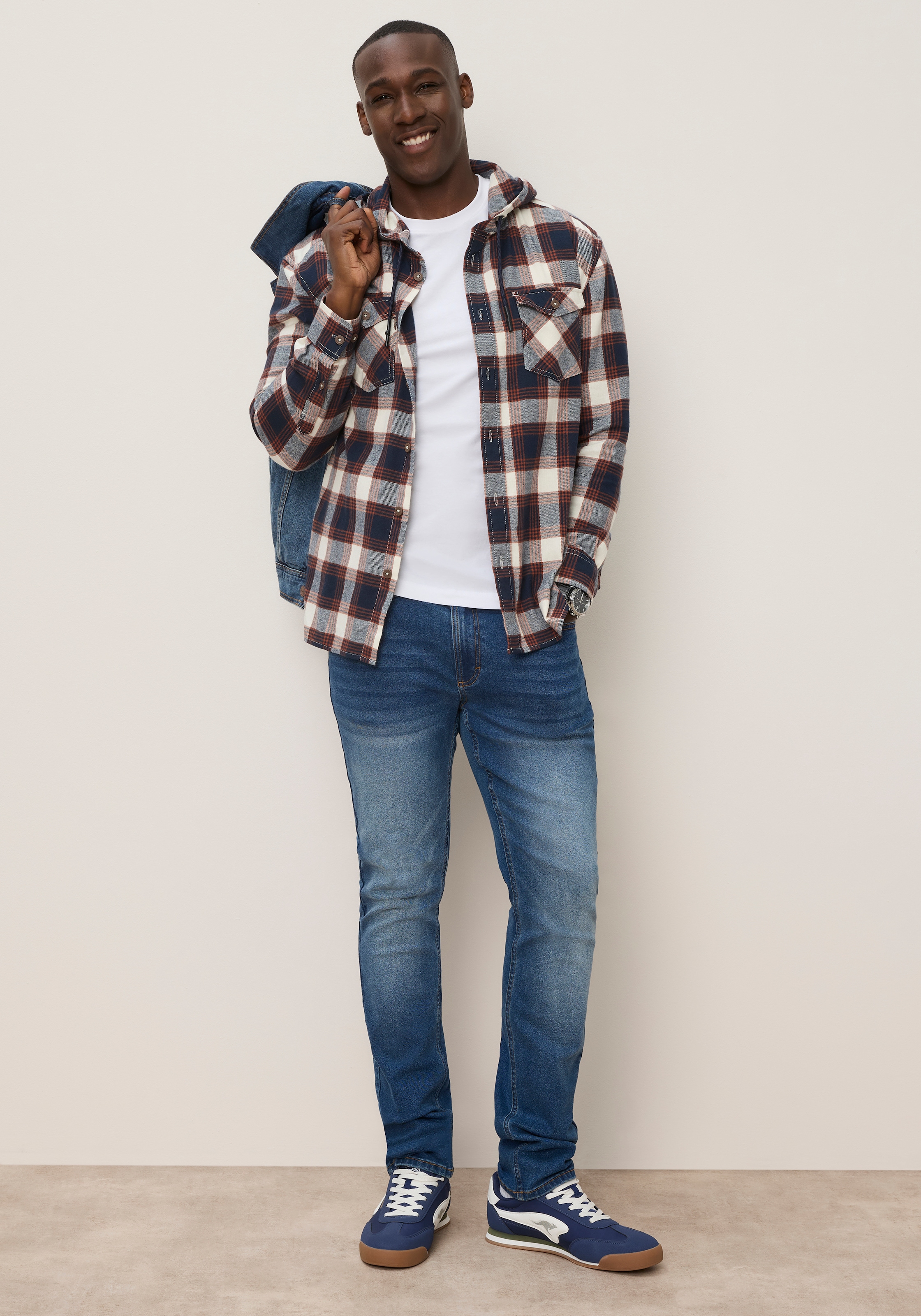 KangaROOS Straight-Jeans mit Reißverschluss und Knopf, niedrige Leibhöhe, lange Schnittform