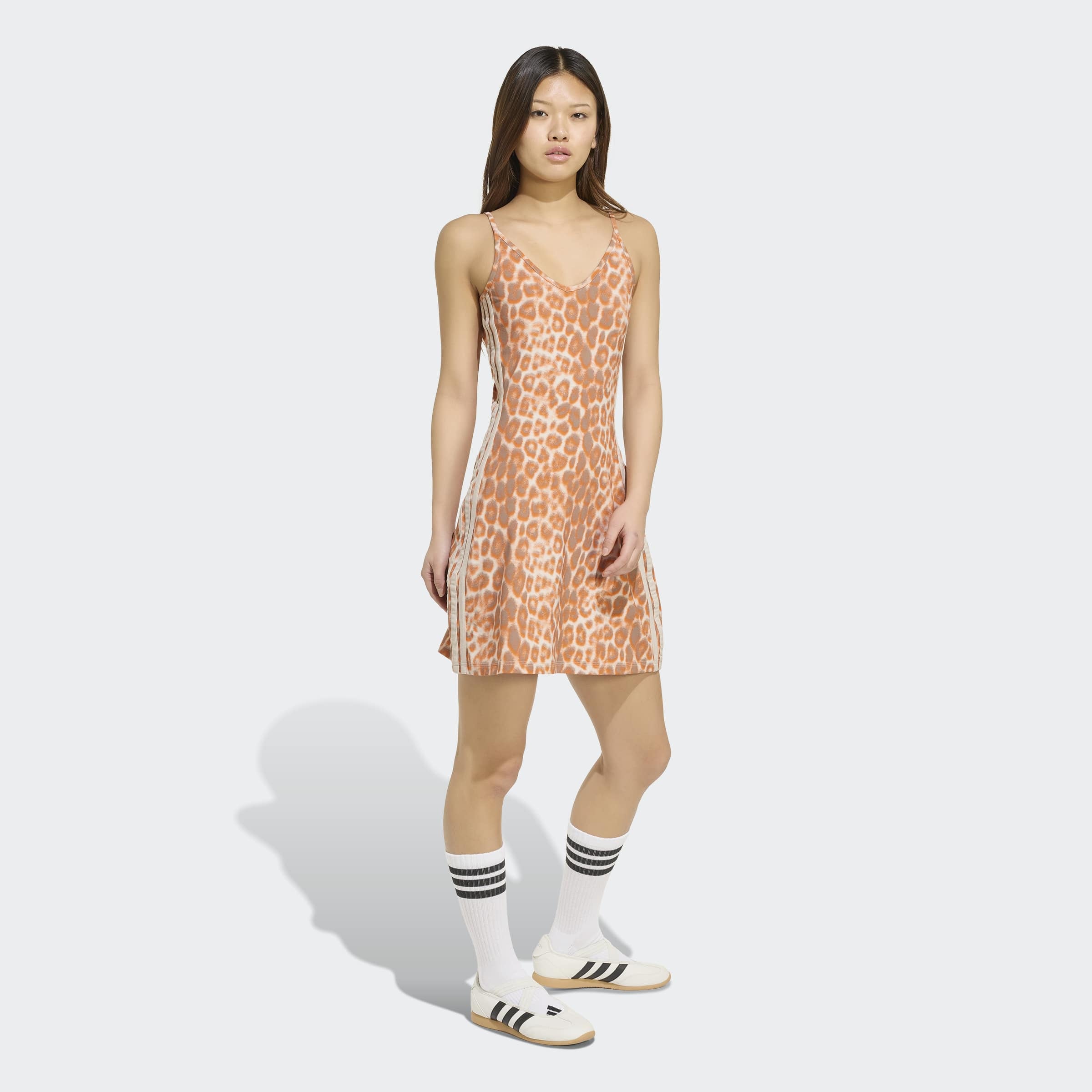 adidas Sportswear Shirtkleid »SEASONAL ESSENTIALS MIT LEOPARDENPRINT UND 3-STREIFEN«