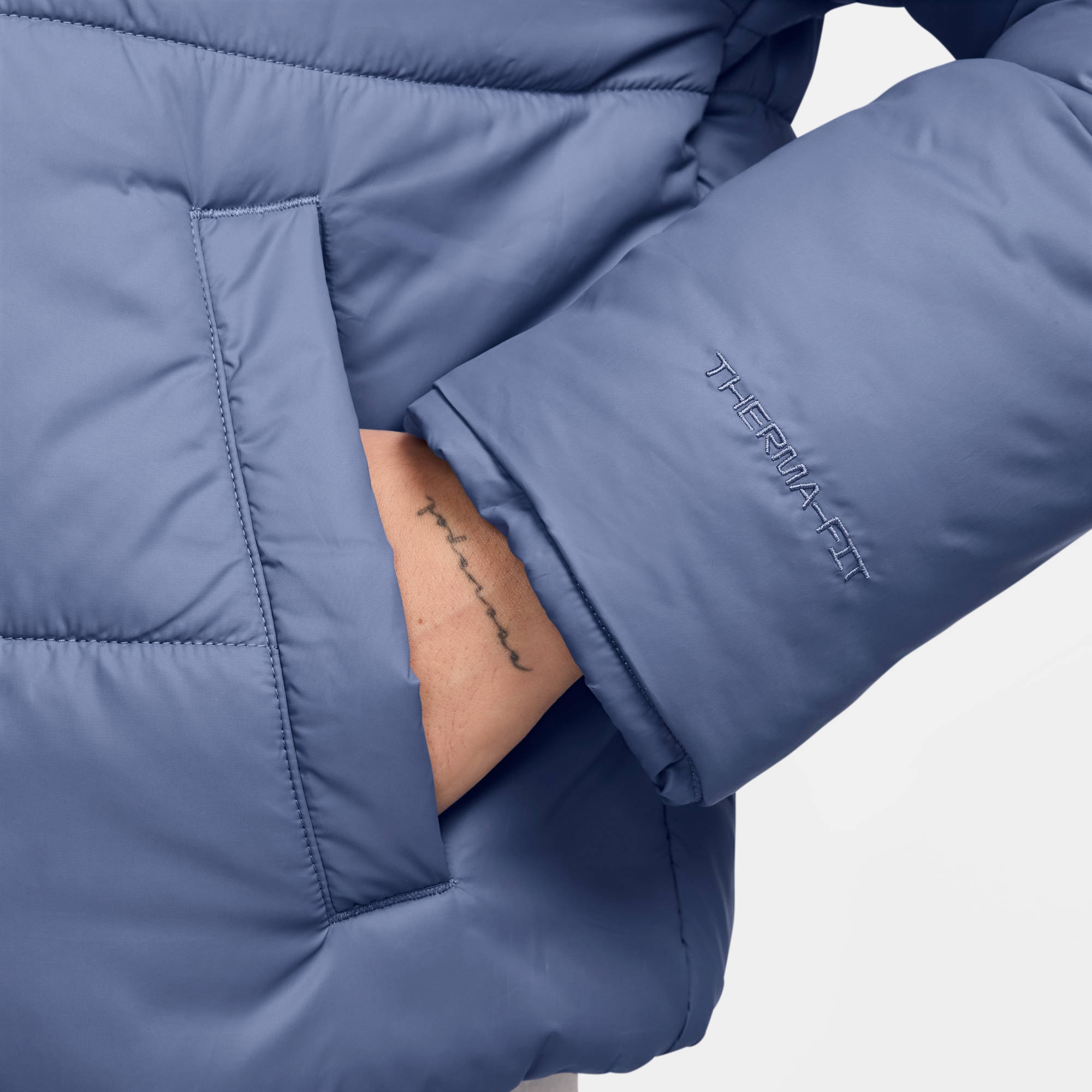 Nike Sportswear Outdoorjacke »W NSW TF SYNFL NK CLSC PFR« wasserabweisendes Material, mit synthetischer Isolierung