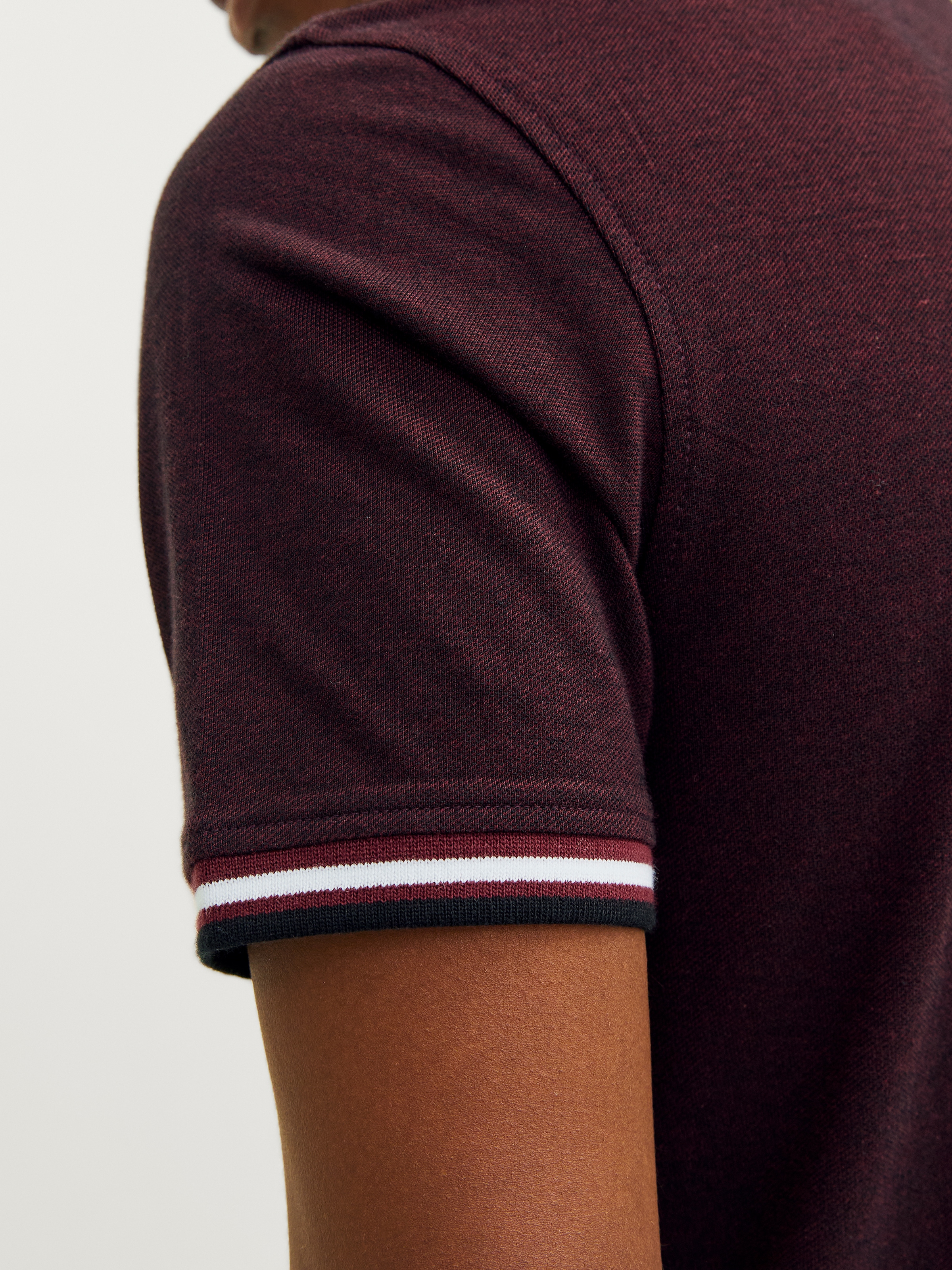 Jack & Jones Poloshirt »JJEPAULOS  Poloshirt mit klassischem Kragen und figurbetonter Form« Logostickerei, modisch, schmal, Baumwolle, Polokragen