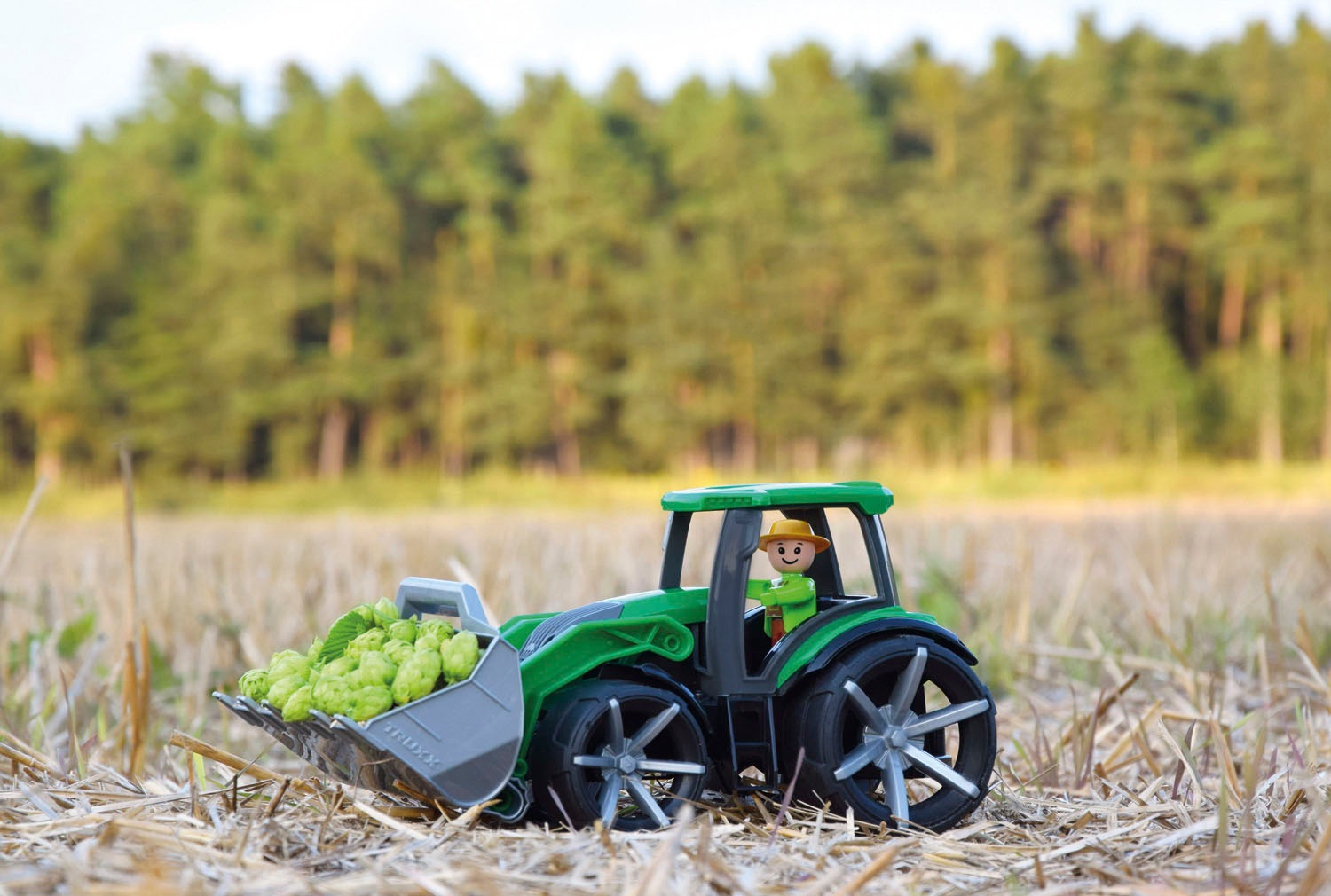 Lena® Spielzeug-Traktor »TRUXX², grün«, inklusive Spielfiugr; Made in Europe