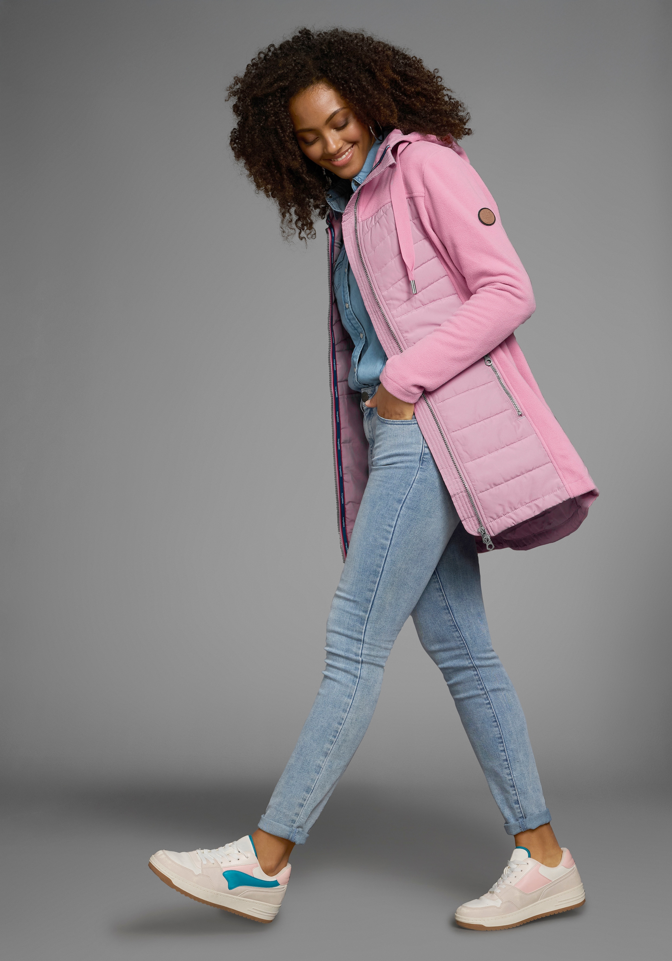 KangaROOS Langjacke, mit Kapuze, leichter Webstoff, figurbetonter Schnitt, mit Kapuze
