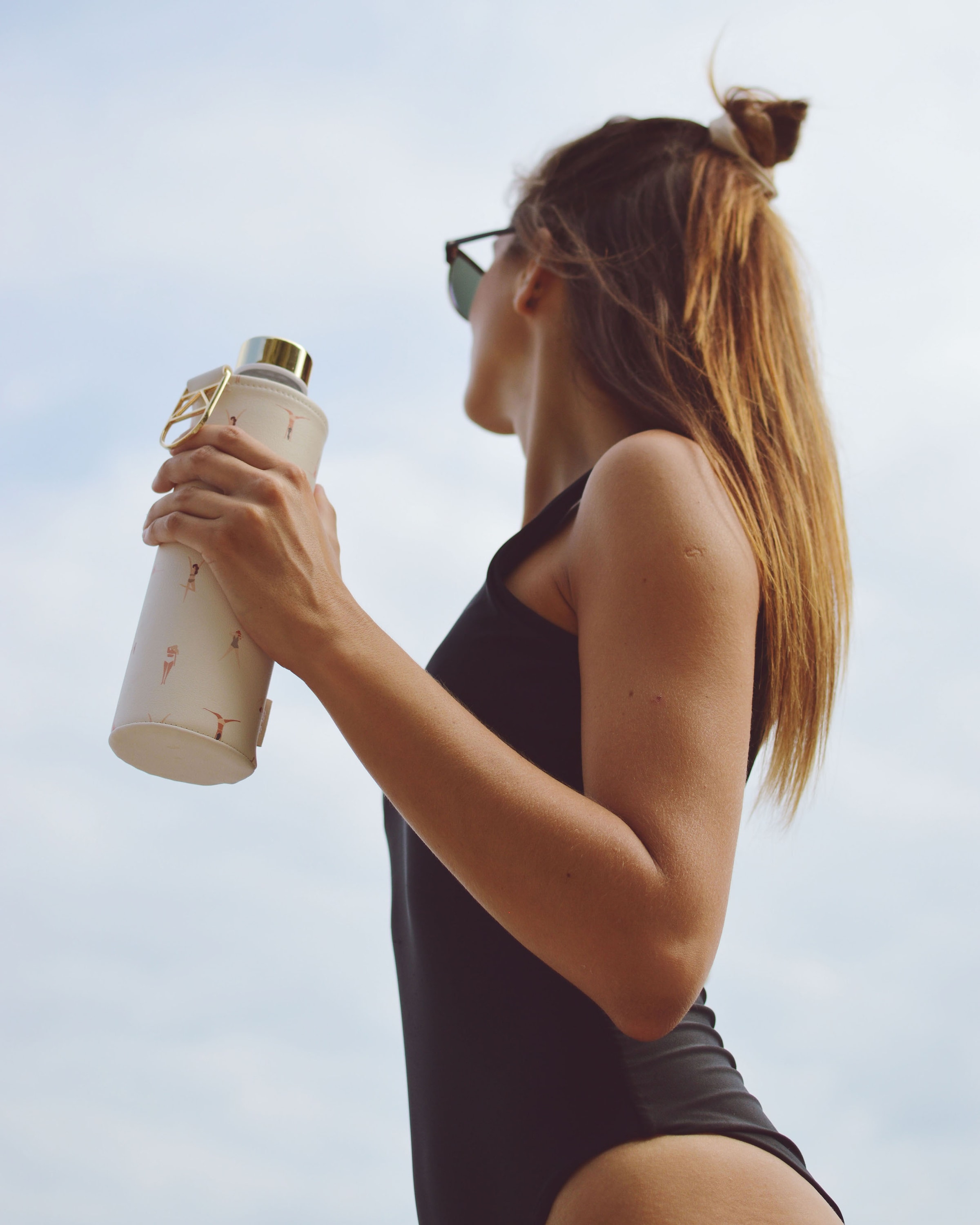 equa Trinkflasche »Mismatch Playa«, (2 tlg.), Borosilikatglas mit Kunstlederhülle, 750 ml