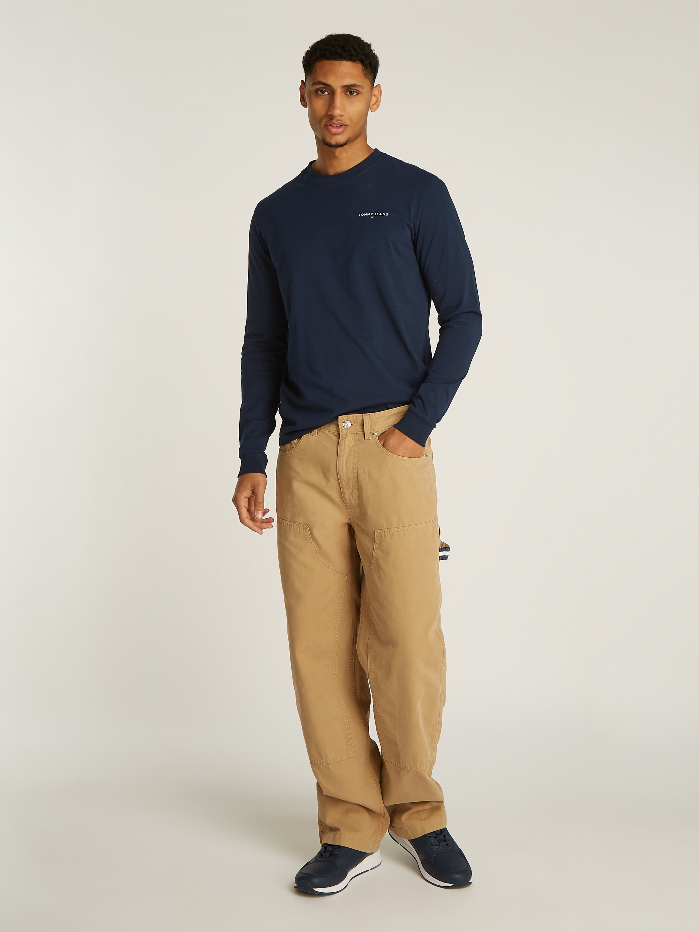 Tommy Jeans Langarmshirt »TJM SLIM LINEAR CHEST LS TEE EXT«, in Unifarbe