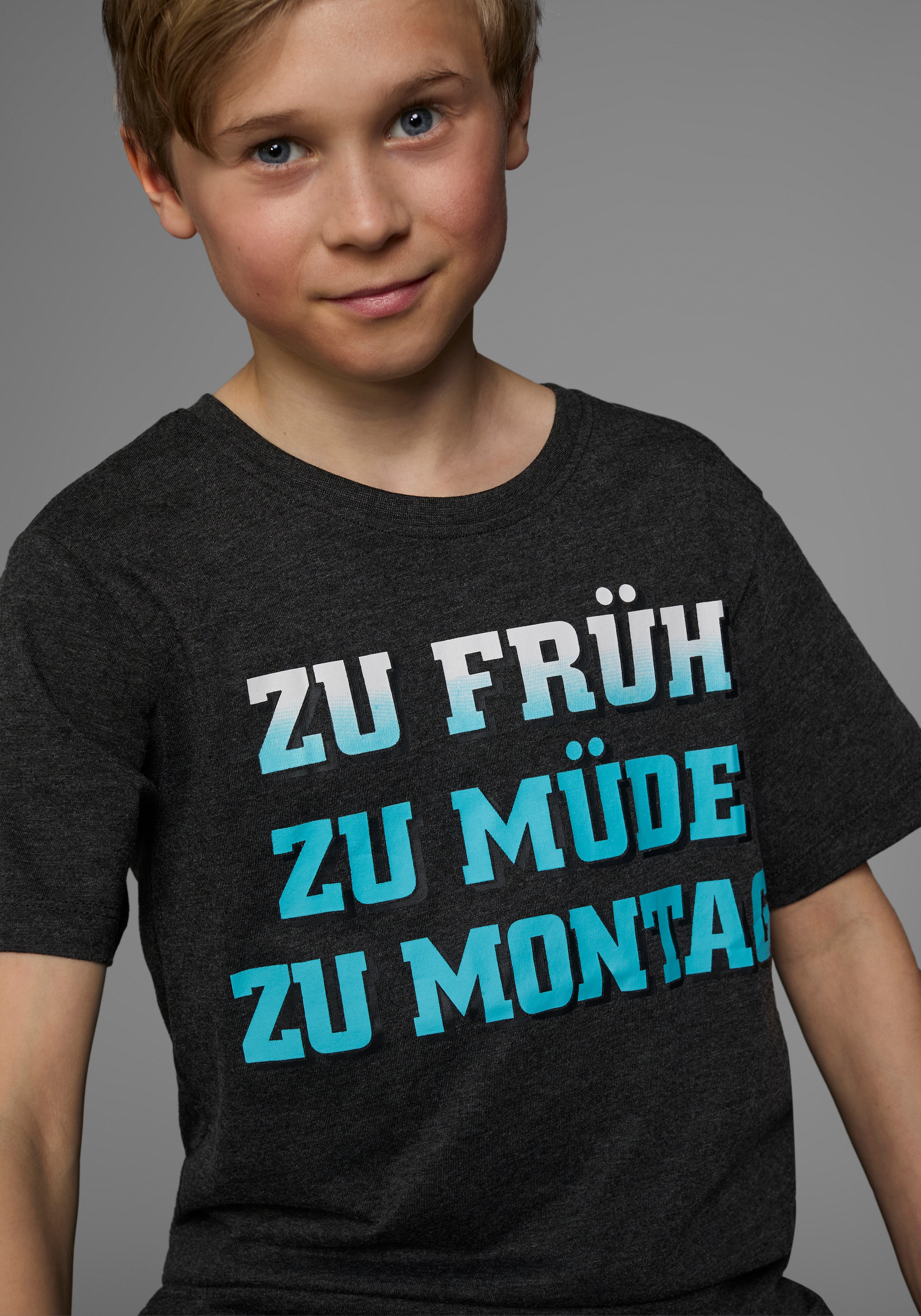KIDSWORLD T-Shirt »Mit Spruch: ZU FRÜH, ZU MÜDE...«, Kurzarm, Basic-Passform, mit stylischem Print, Rundhalsausschnitt