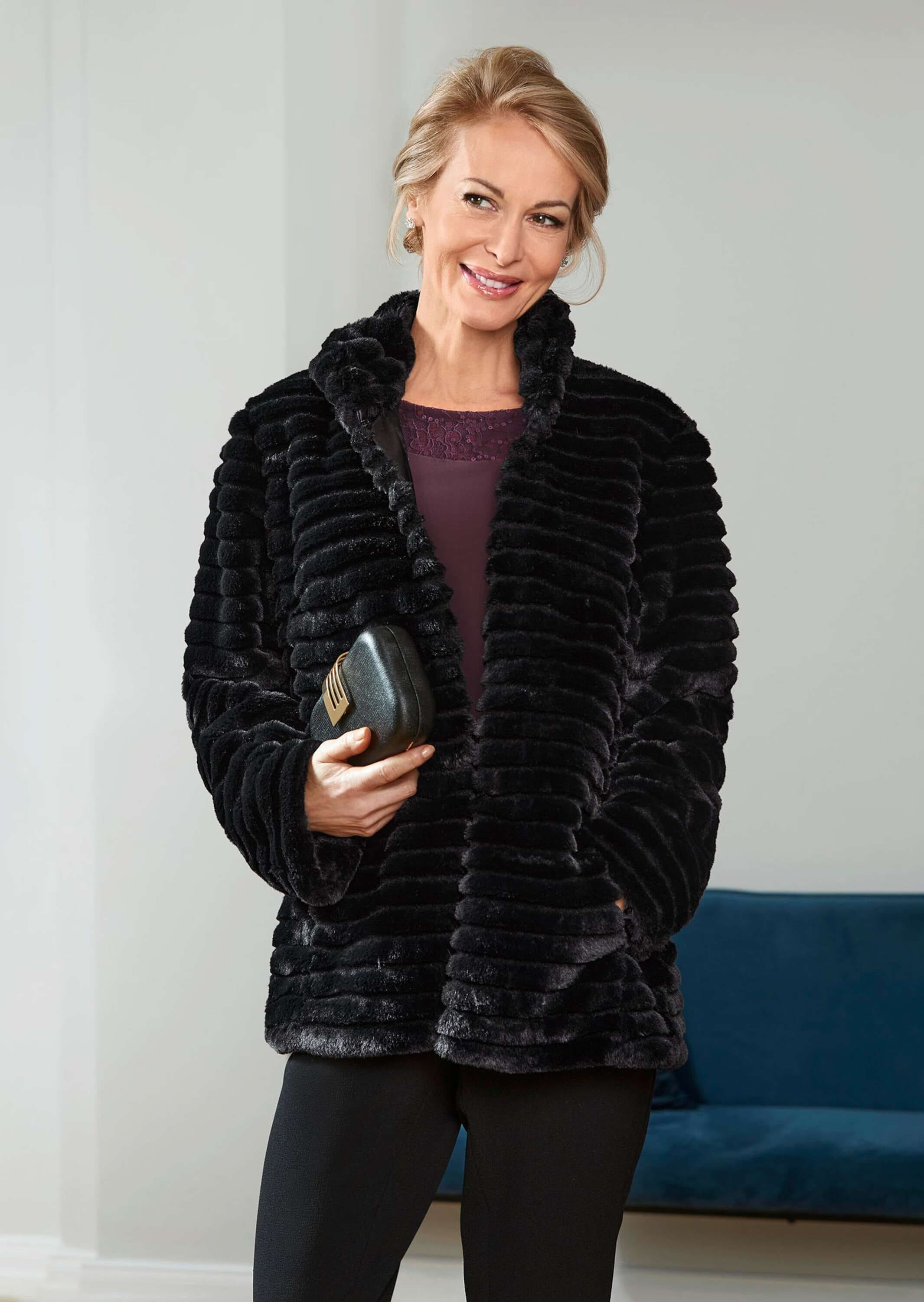 GOLDNER Kurzjacke »Kurzgröße Jacke in Rexkanin-Optik« Mit Hakenverschluss ¿ von Hand angenäht