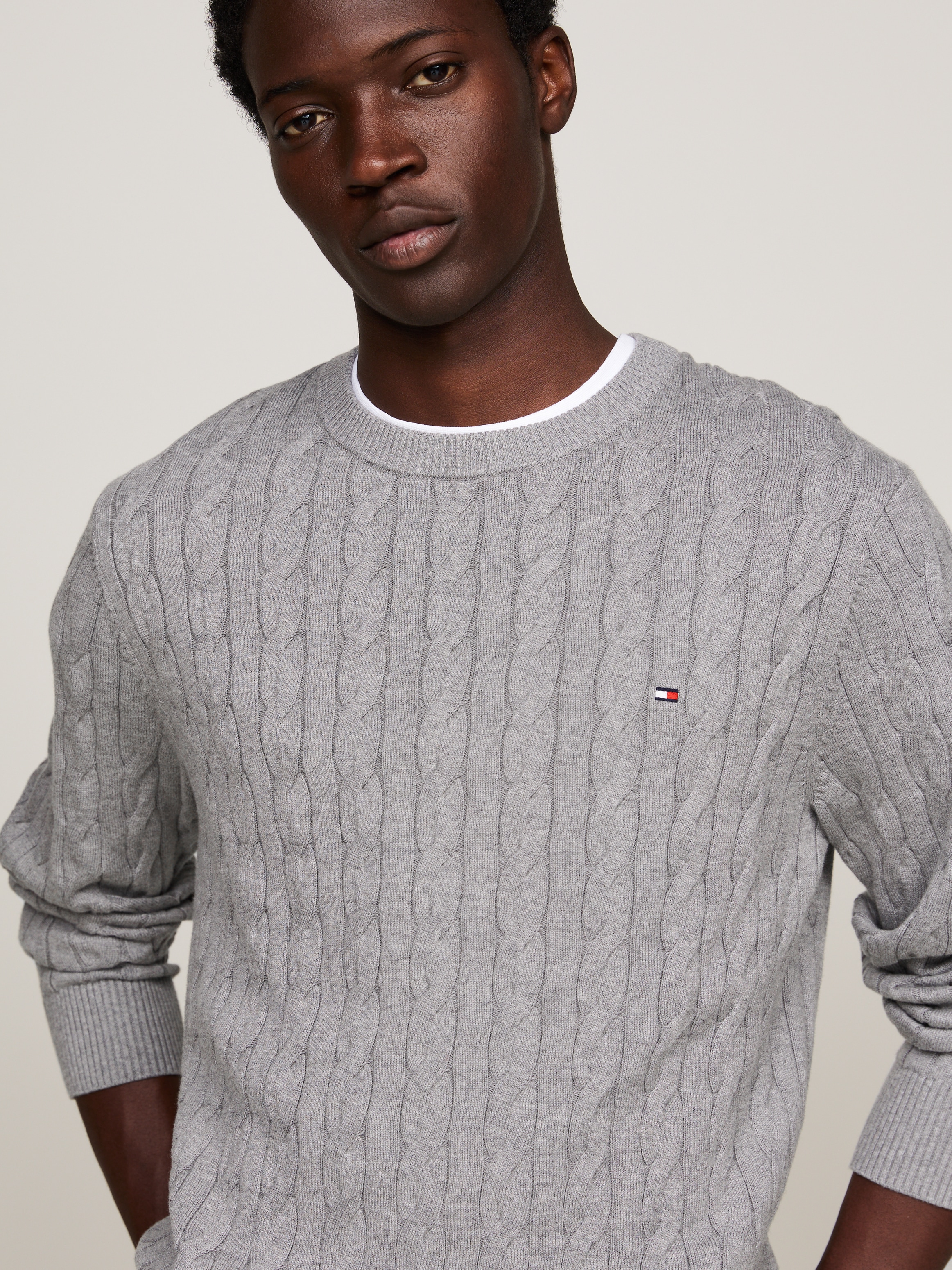 Tommy Hilfiger Strickpullover »CLASSIC CABLE CREW NECK mit Strukturstrick und Flaglabel«, unifarben, casual, regular fit, Baumwolle, Rundhals