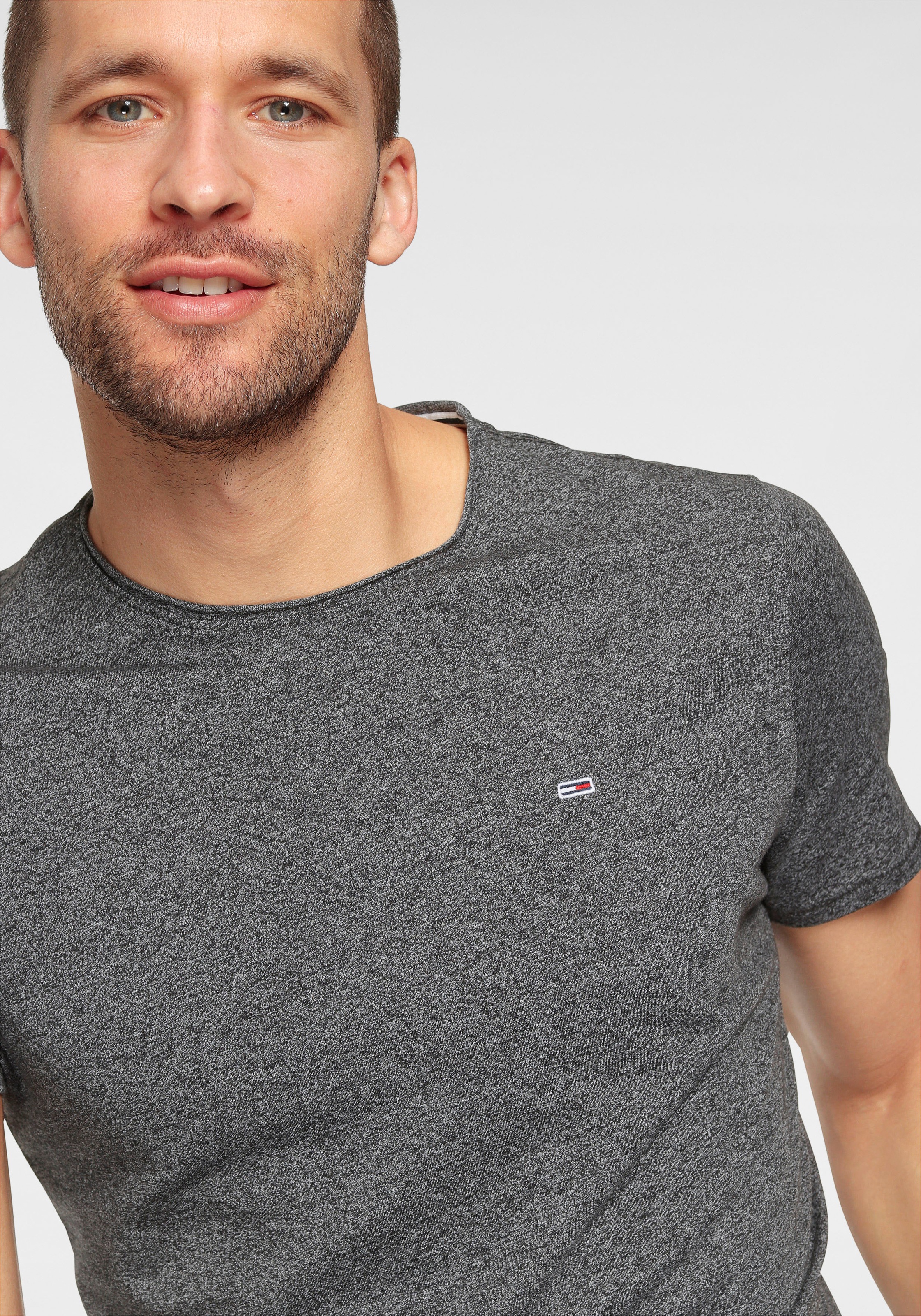 Tommy Jeans T-Shirt »TJM SLIM JASPE C NECK«, Classics Slim Fit mit Markenlabel