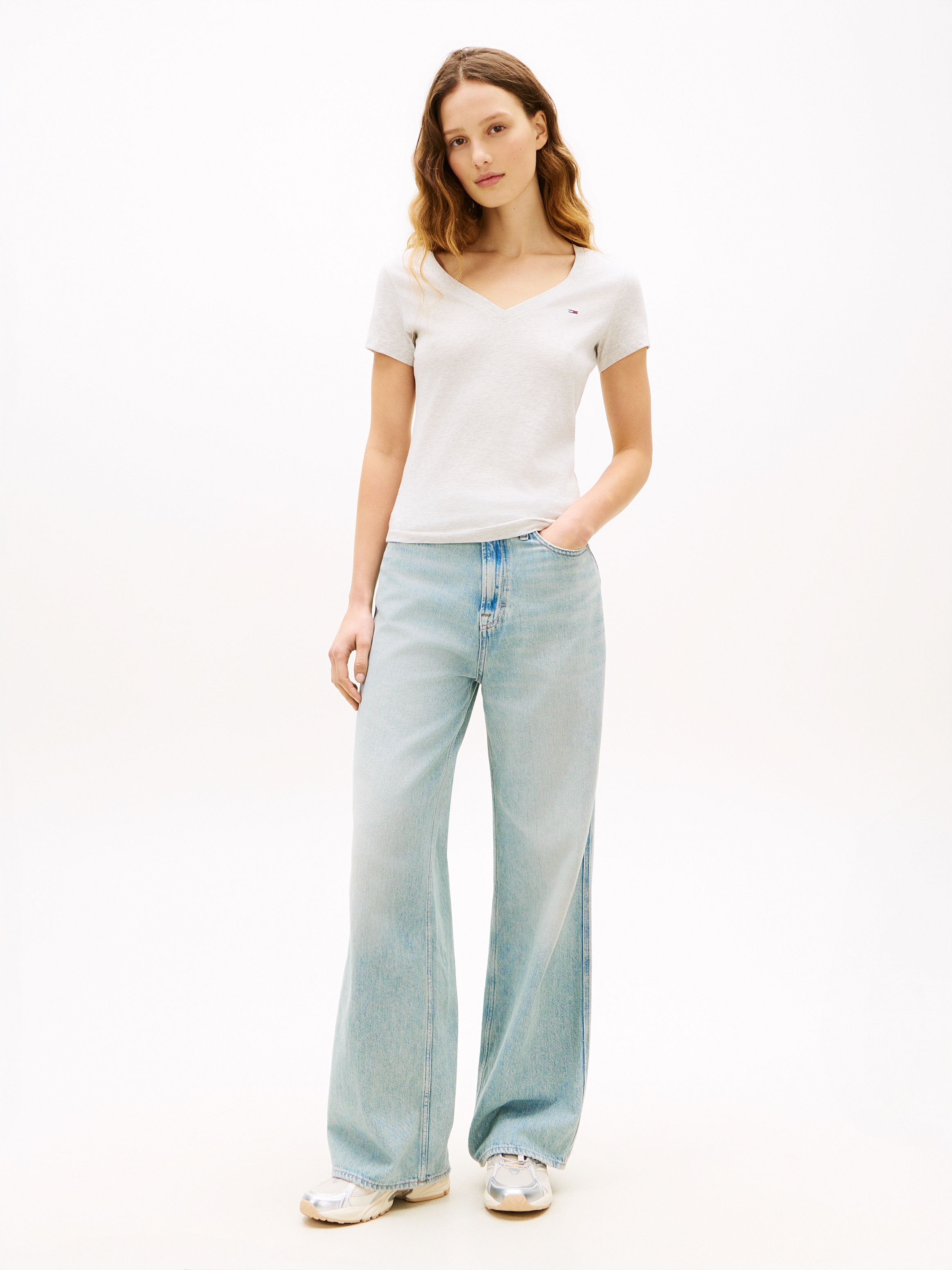 Tommy Jeans Kurzarmshirt »TJW SLIM V-NECK TEE« mit Logo-Stickerei