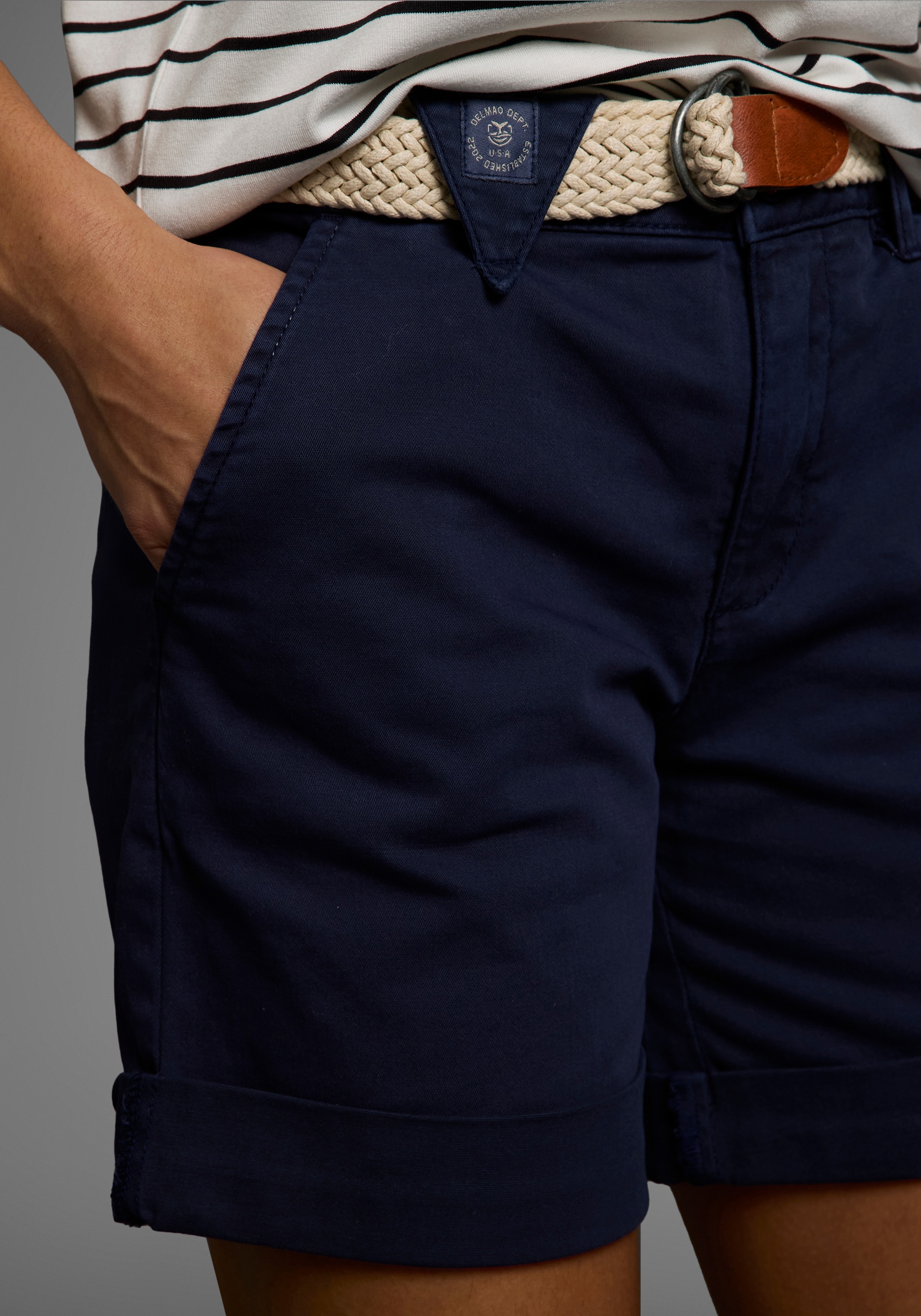 DELMAO Shorts, (2 tlg., inklusive Stoffgürtel), in trendiger Turn-up Form