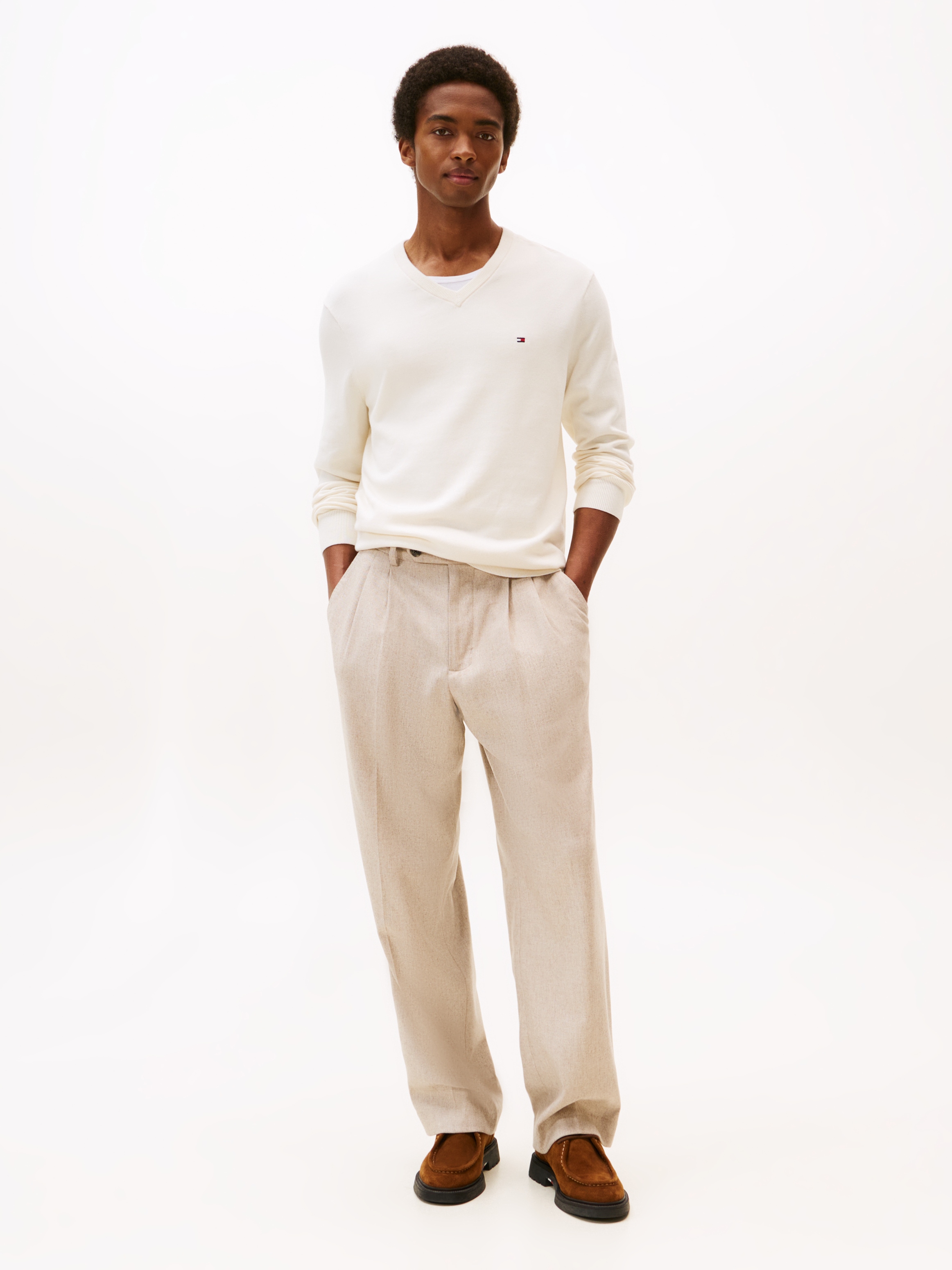 Tommy Hilfiger Strickpullover »ESSENTIAL COTTON V NECK mit V-Ausschnitt und Stickerei«, unifarben, casual, regular fit, Baumwolle, V-Ausschnitt