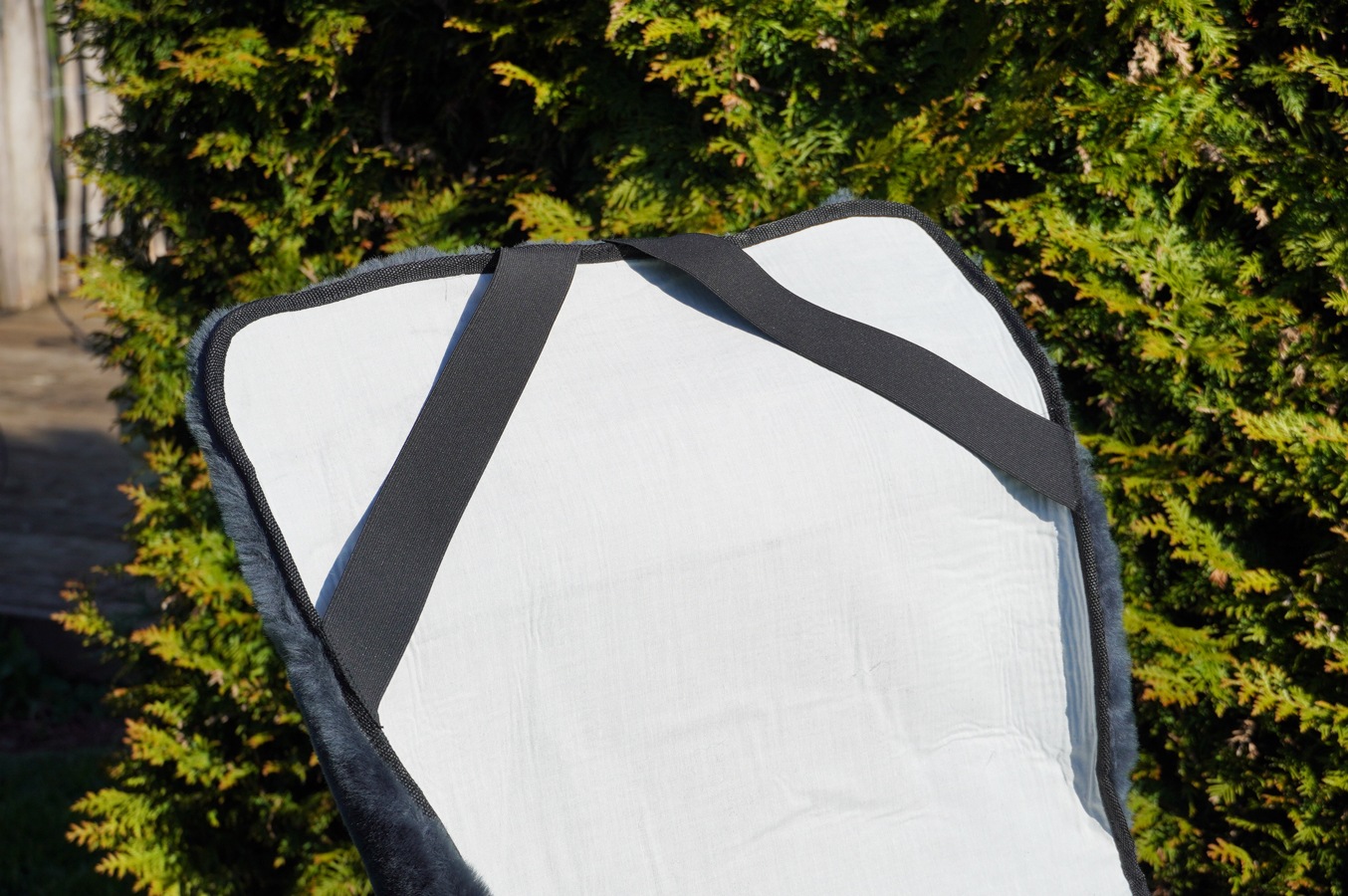 Heitmann Felle Überwurf »Lammfell-Auflage für Garten- und Campingstühle, Sitzauflage«, geschorenes Lammfell, warm & kuschelig, perfekt für Garten und Camping