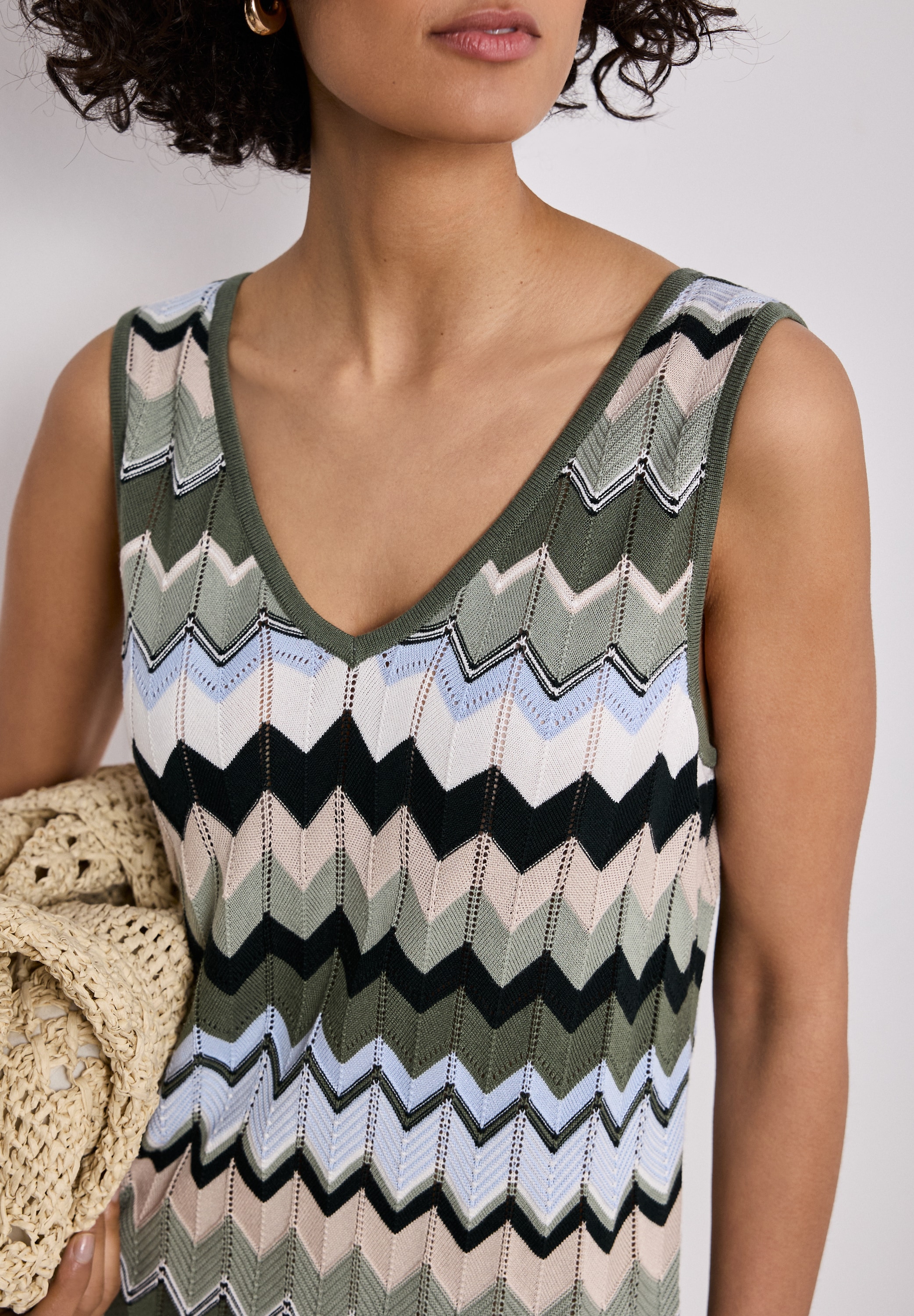 STREET ONE Strickkleid mehrfarbiges Zick-Zack-Muster, ärmellos körpernah geschnitten