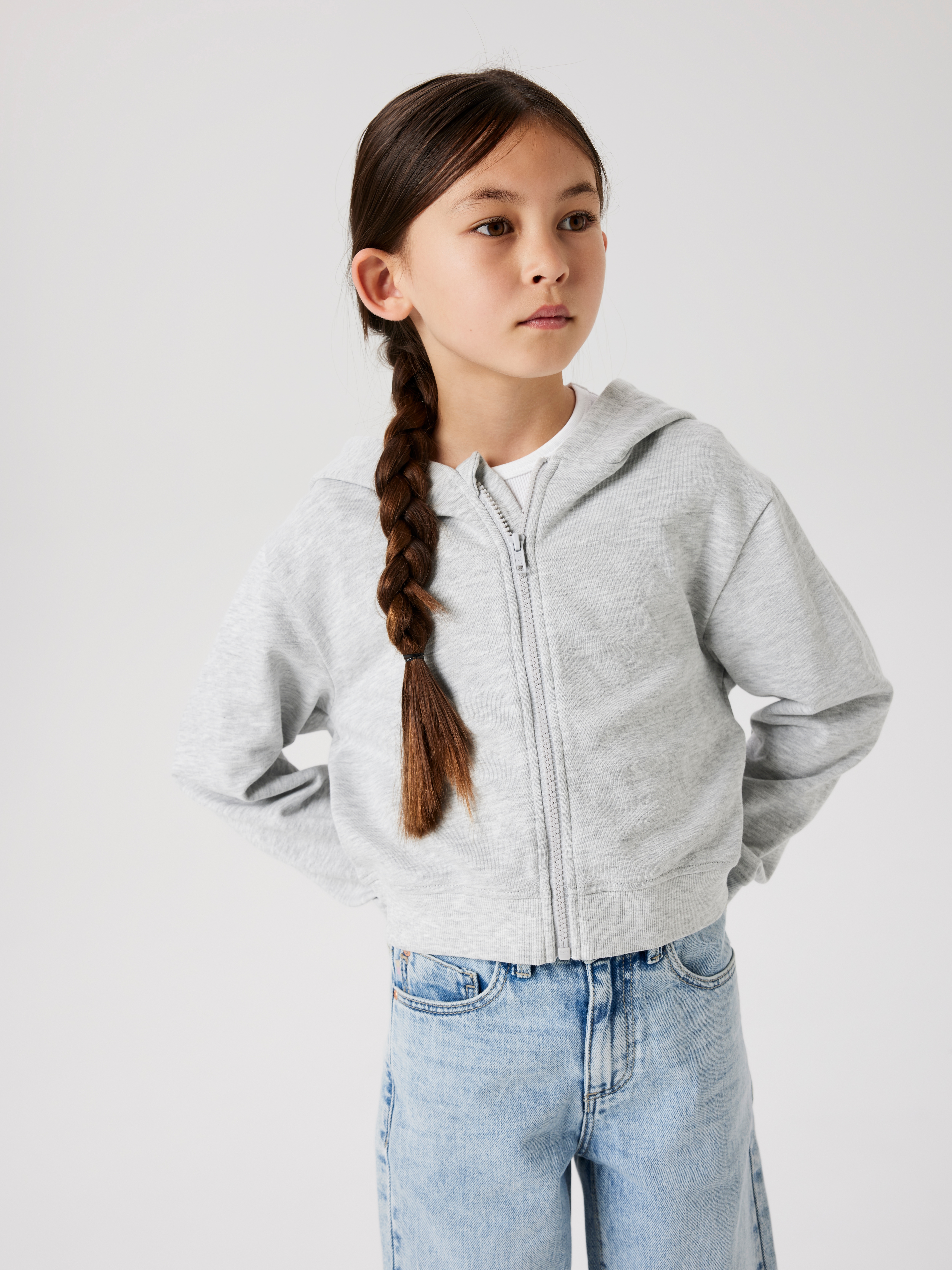 Name It Mädchen Kapuzensweatjacke »NKFMILLE SHORT NREG SWE CARD WH UNB NOOS« in grau, Größe 116