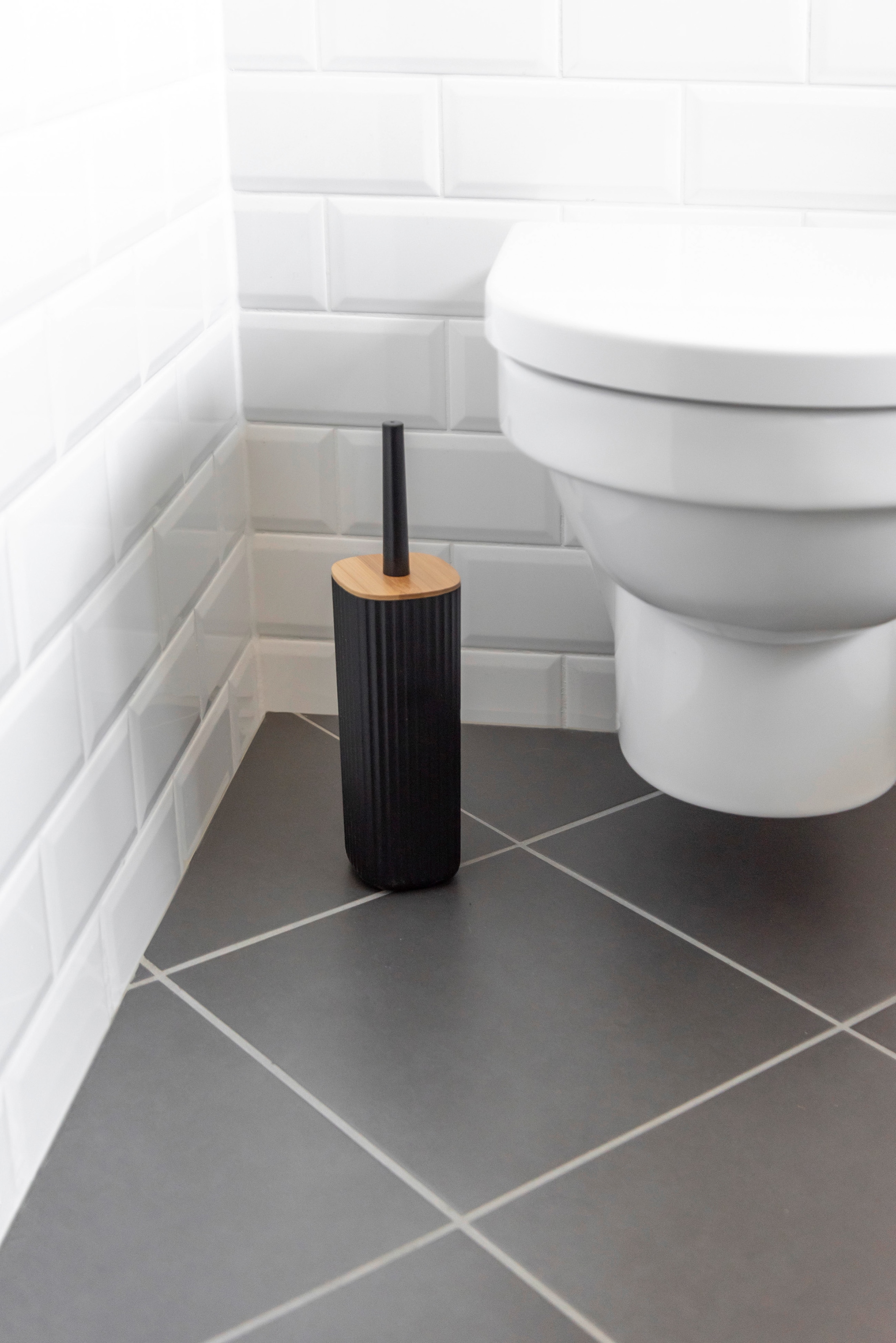 WENKO WC-Garnitur »Rotello«, aus Kunststoff-Bambus, schwarz, mit geschlosssener Form