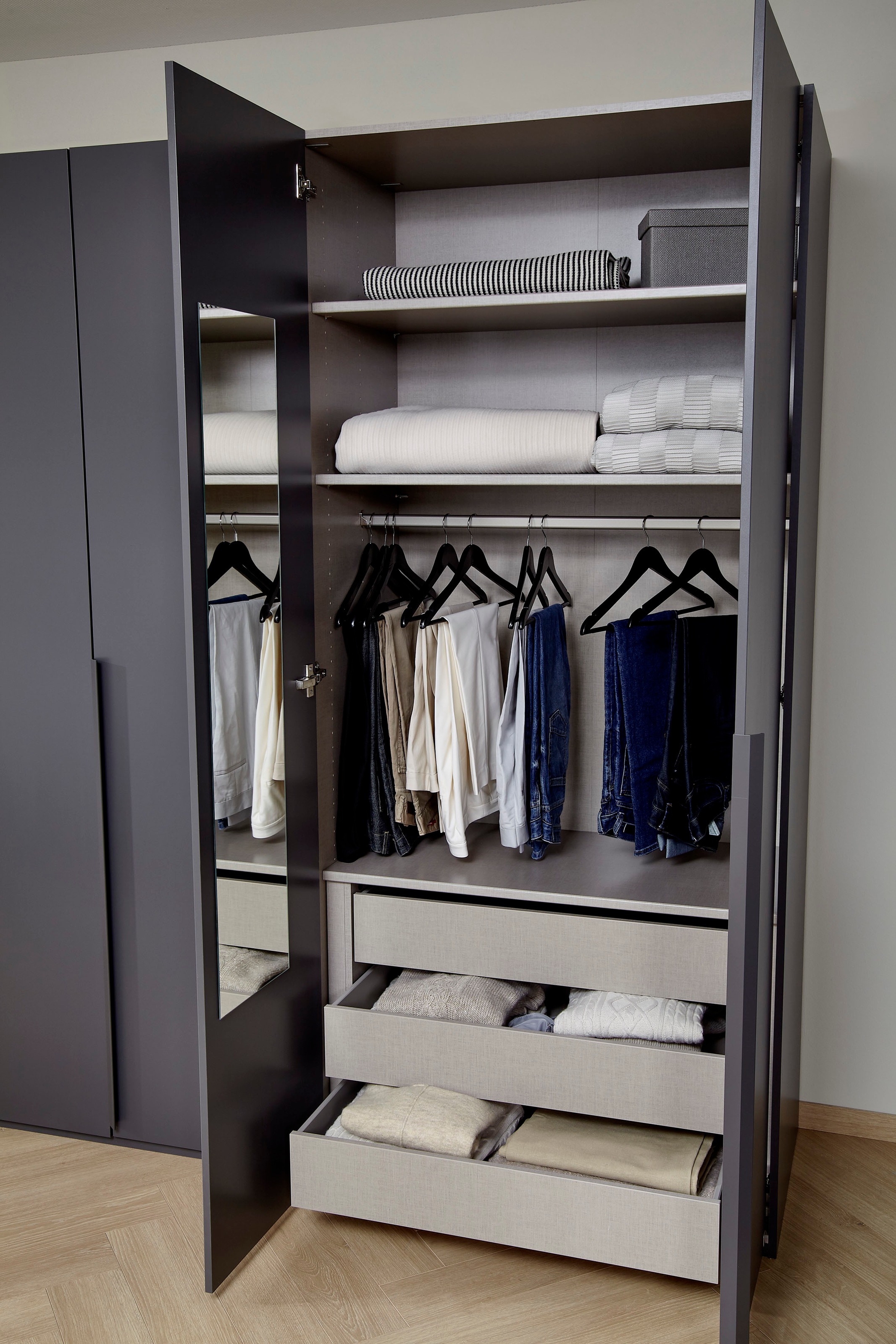 rauch Drehtürenschrank »Purisma Kleiderschrank Schlafzimmerschrank Schrank«, mit umfangreicher Innenausstattung