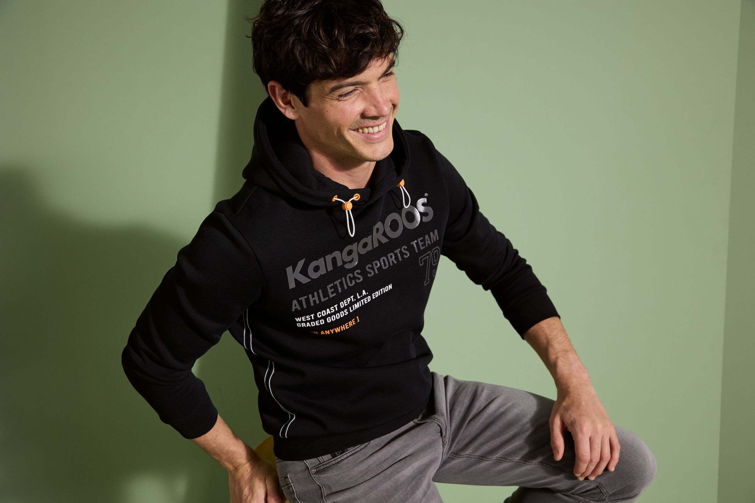 KangaROOS Kapuzensweatshirt , mit regulierbarem Elastikband an der Kapuze, schmale Passform
