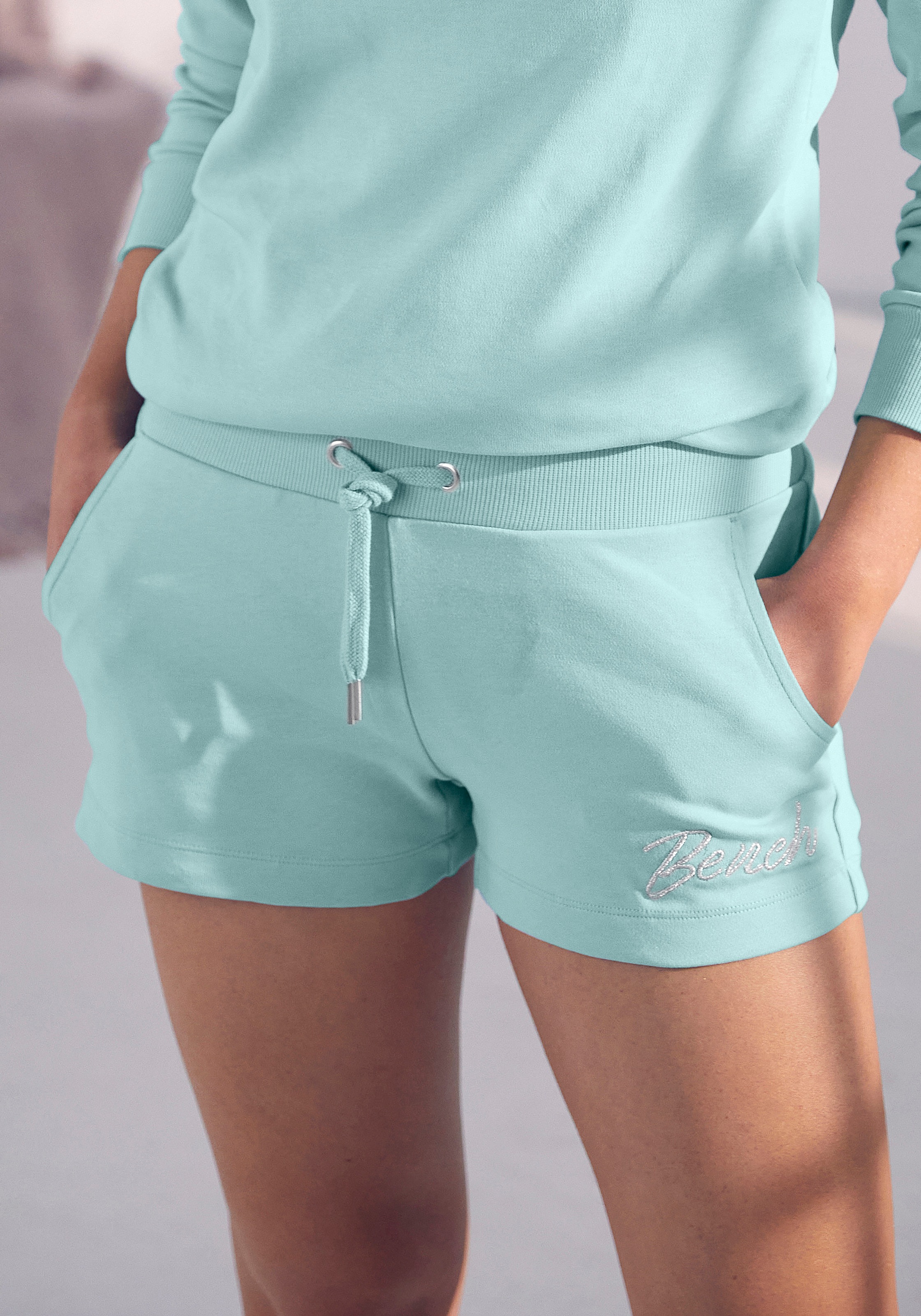 Bench. Sweatshorts, mit glänzender Logostickerei