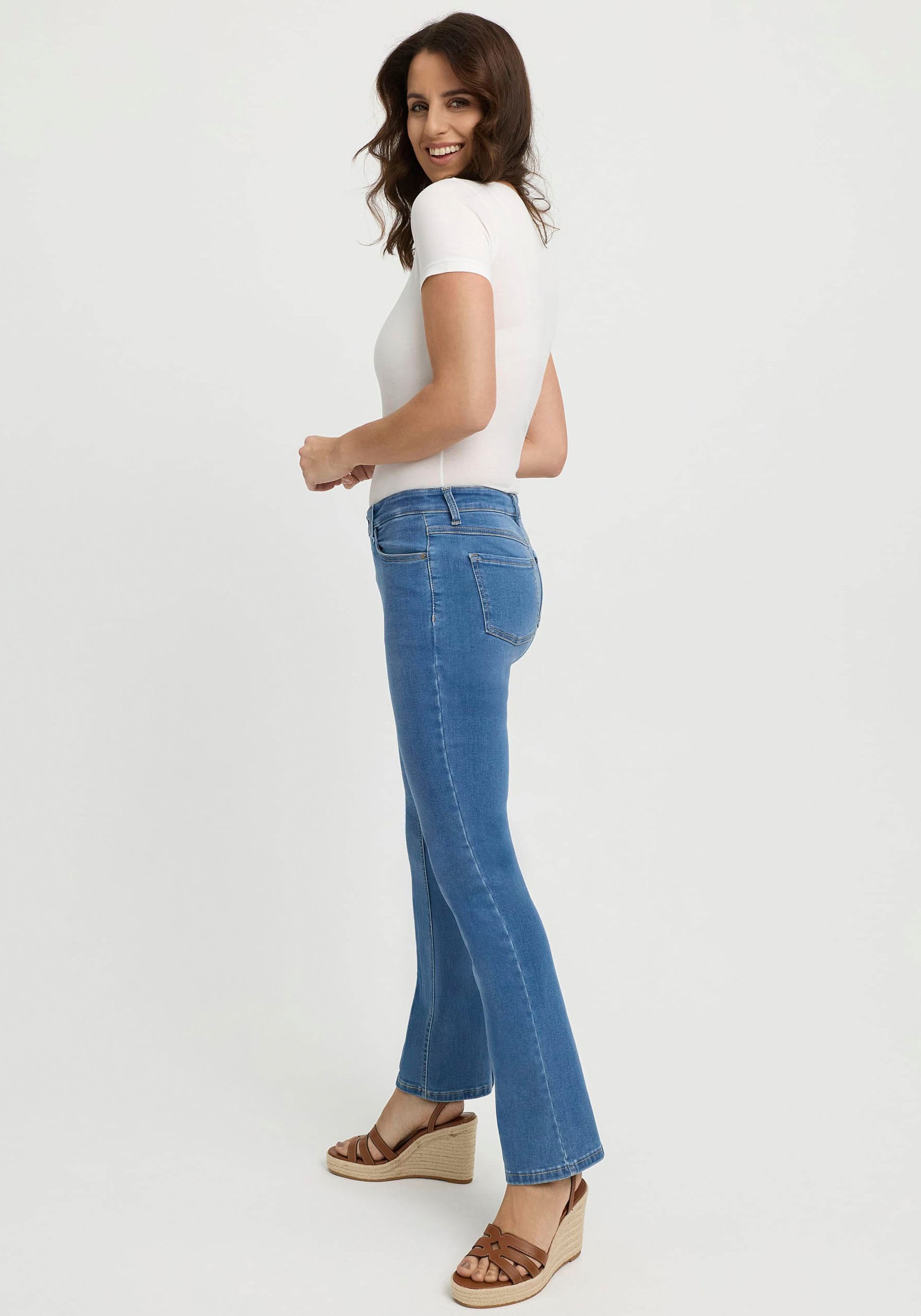 wonderjeans Bootcut-Jeans, Figurbetonte Form mit leicht ausgestelltem Bein