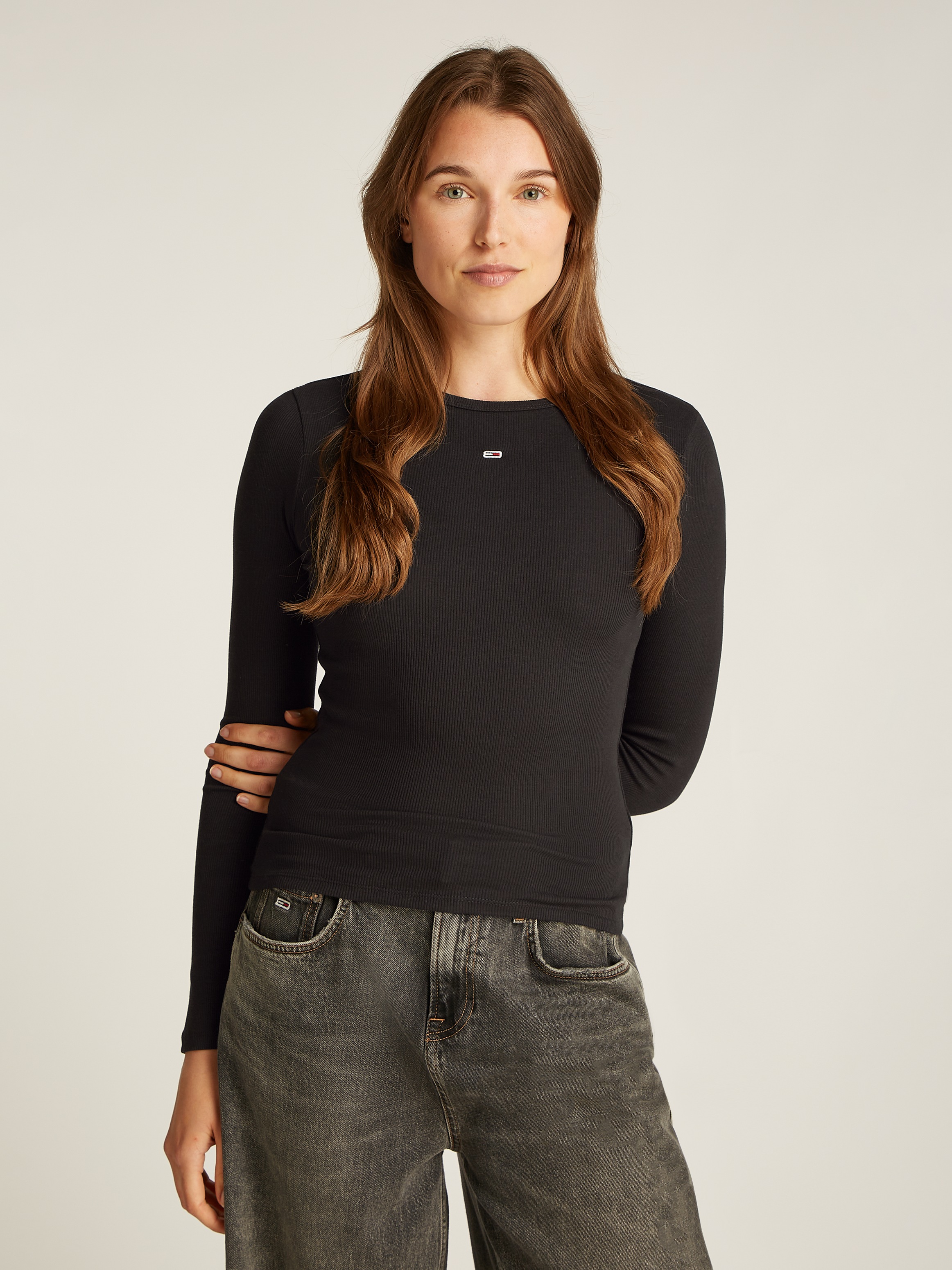 Tommy Jeans Langarmshirt »TJW SLIM ESSENTIAL RIB LS«, mit Logostickerei