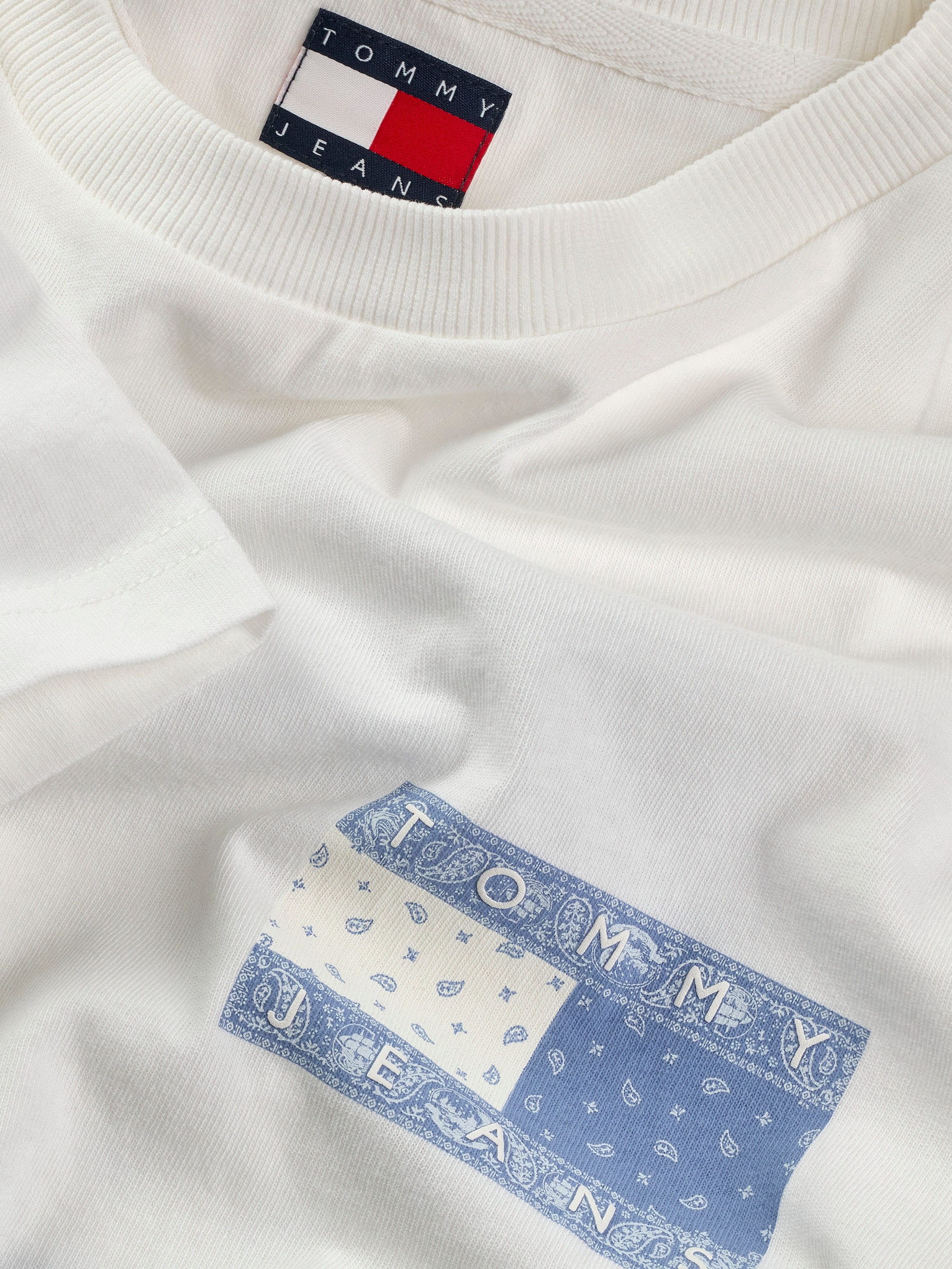 Tommy Jeans Kurzarmshirt »TJM REG PAISLEY FLAG TEE EXT«, Mit Rundhalsausschnitt