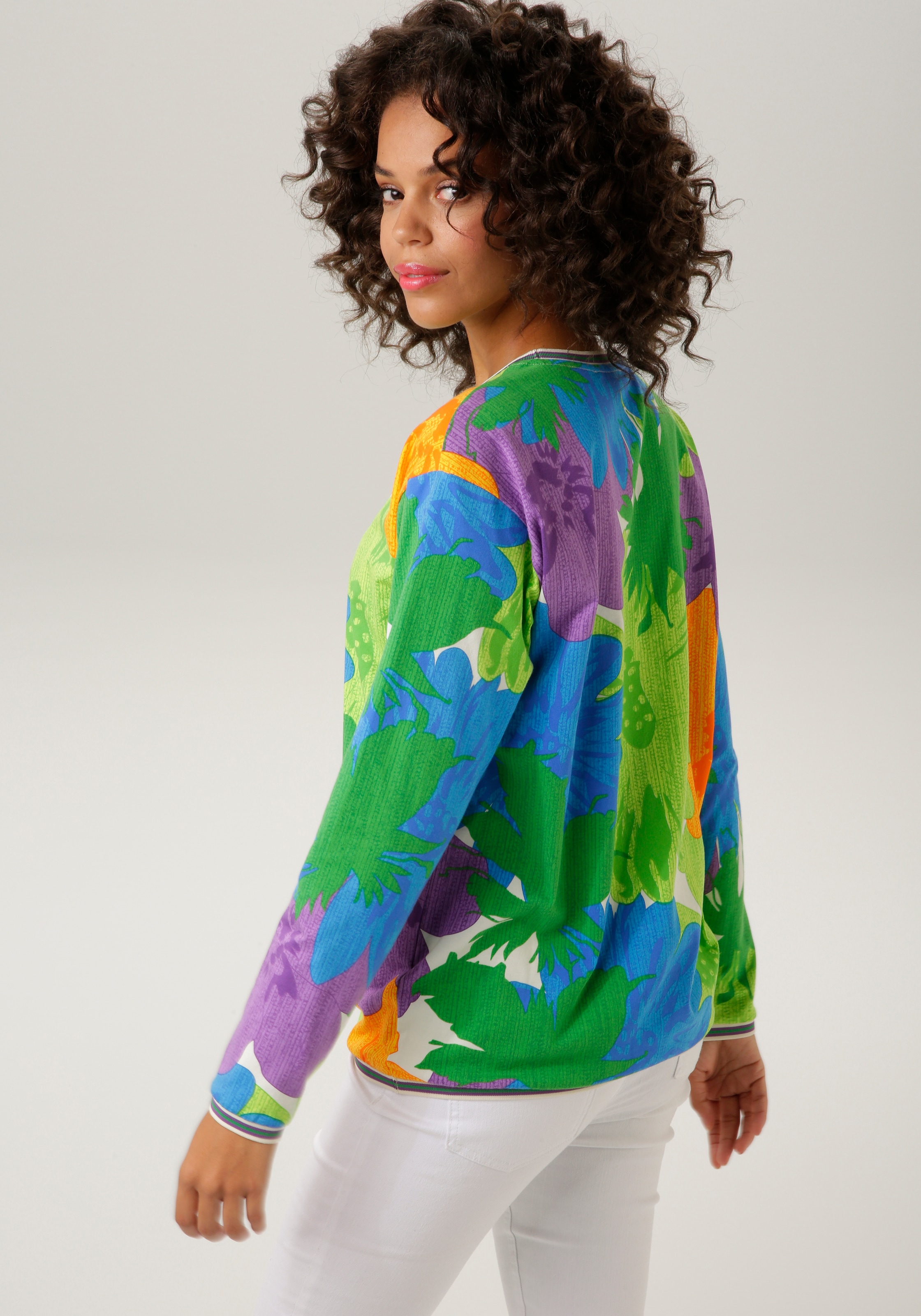 Aniston CASUAL Sweatshirt, mit großflächigen Blüten und Blättern bedruckt