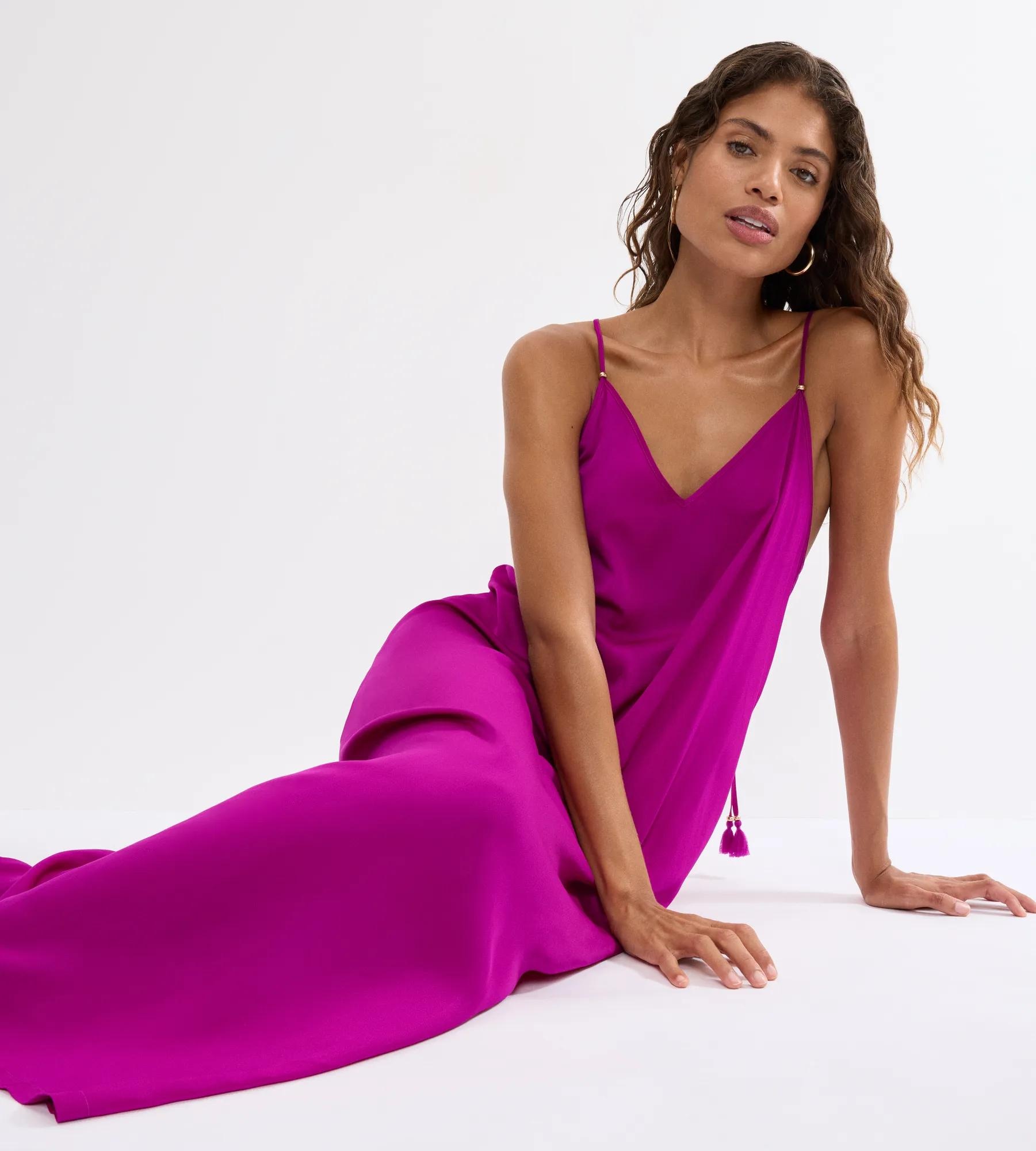 Triumph Sommerkleid »Summer Satin Dress« tiefer V-Ausschnitt, schmale Träger