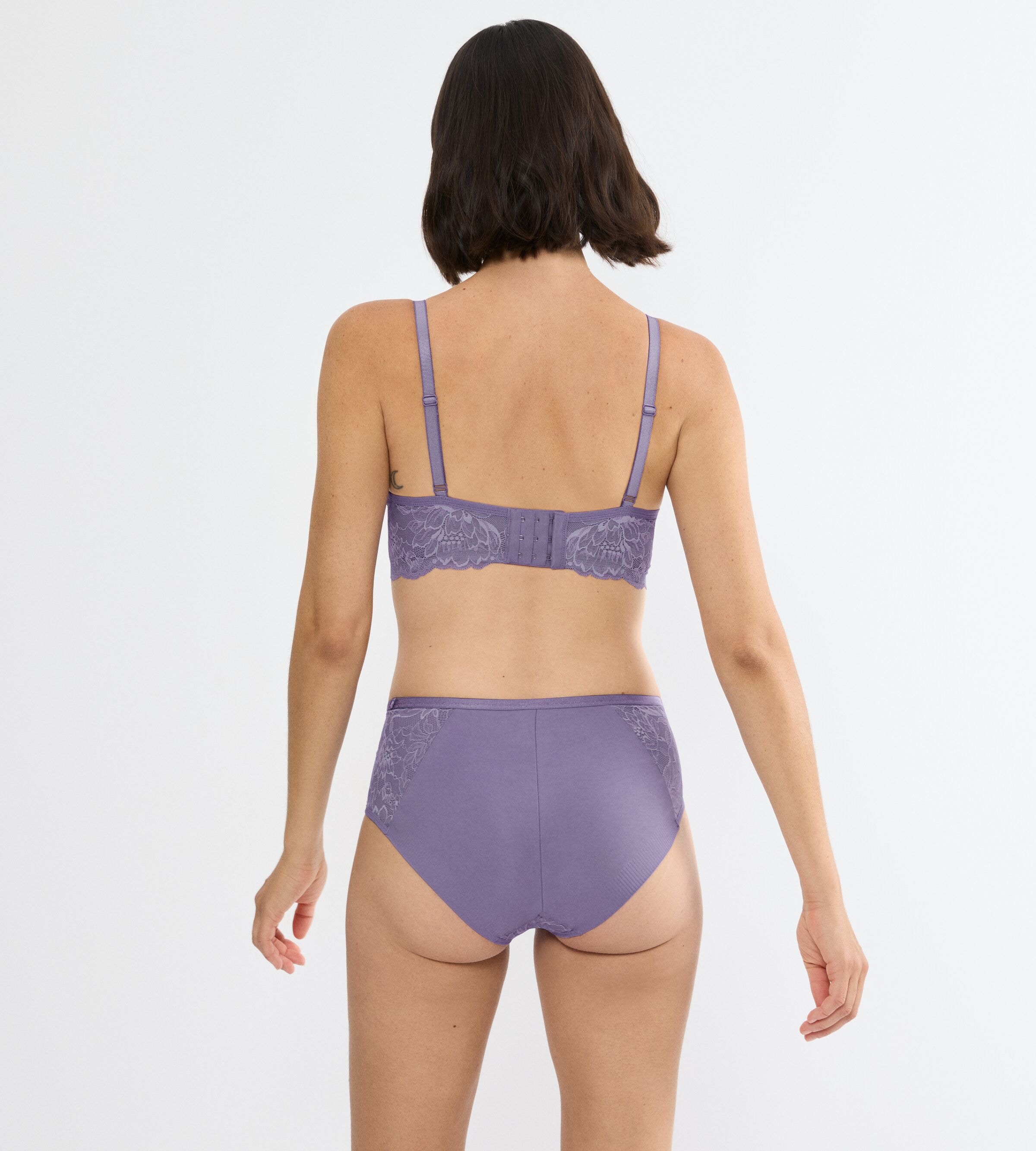 Triumph Bügelloser BH »Amourette Charm T« Stretch-Spitze, leicht, weich, tiefer V-Ausschnitt