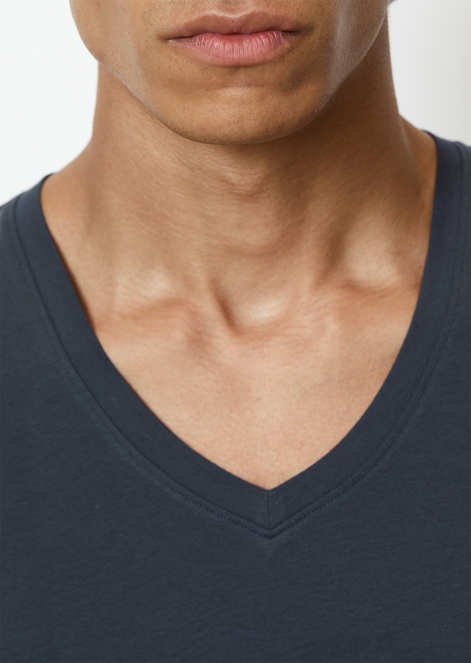 Marc O'Polo Unterziehshirt »Essentials« mit V-Ausschnitt und kurzem Arm