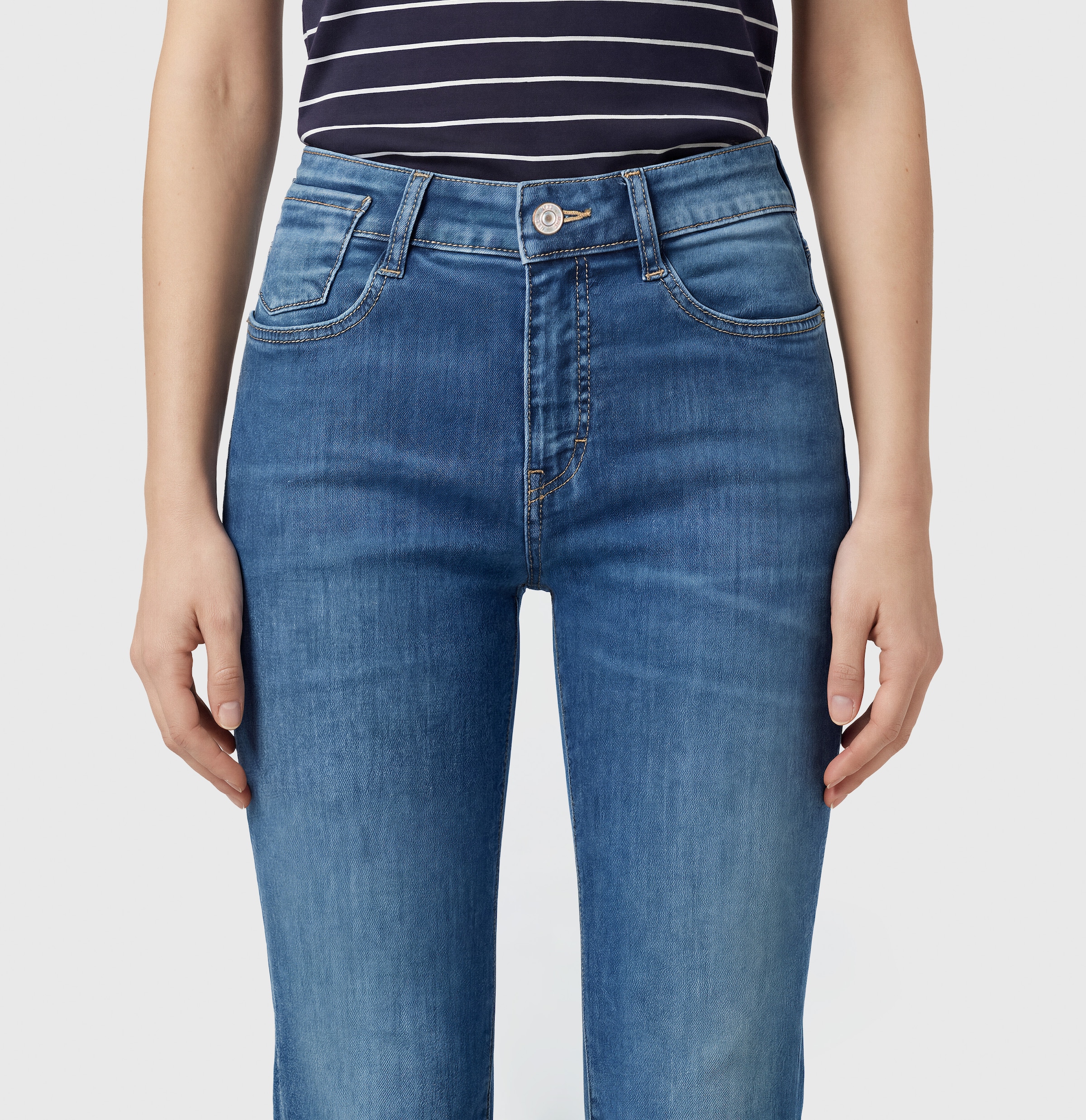MAC Bootcut-Jeans »LAURA« Figurformende Denim-Qualität