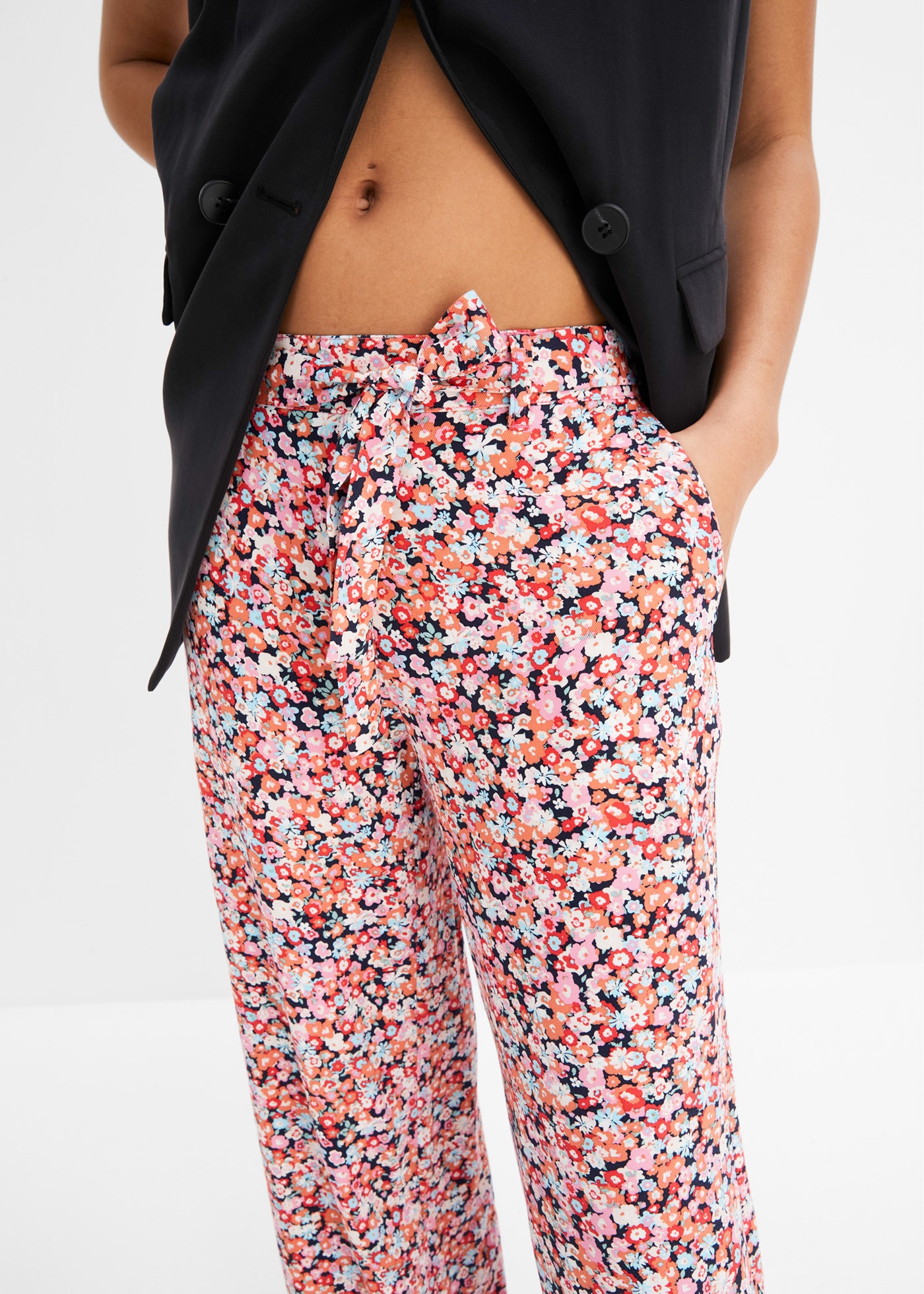 bonprix Schlupfhose  aus Viskose, lockere Passform, femininer Print, moderner Stil