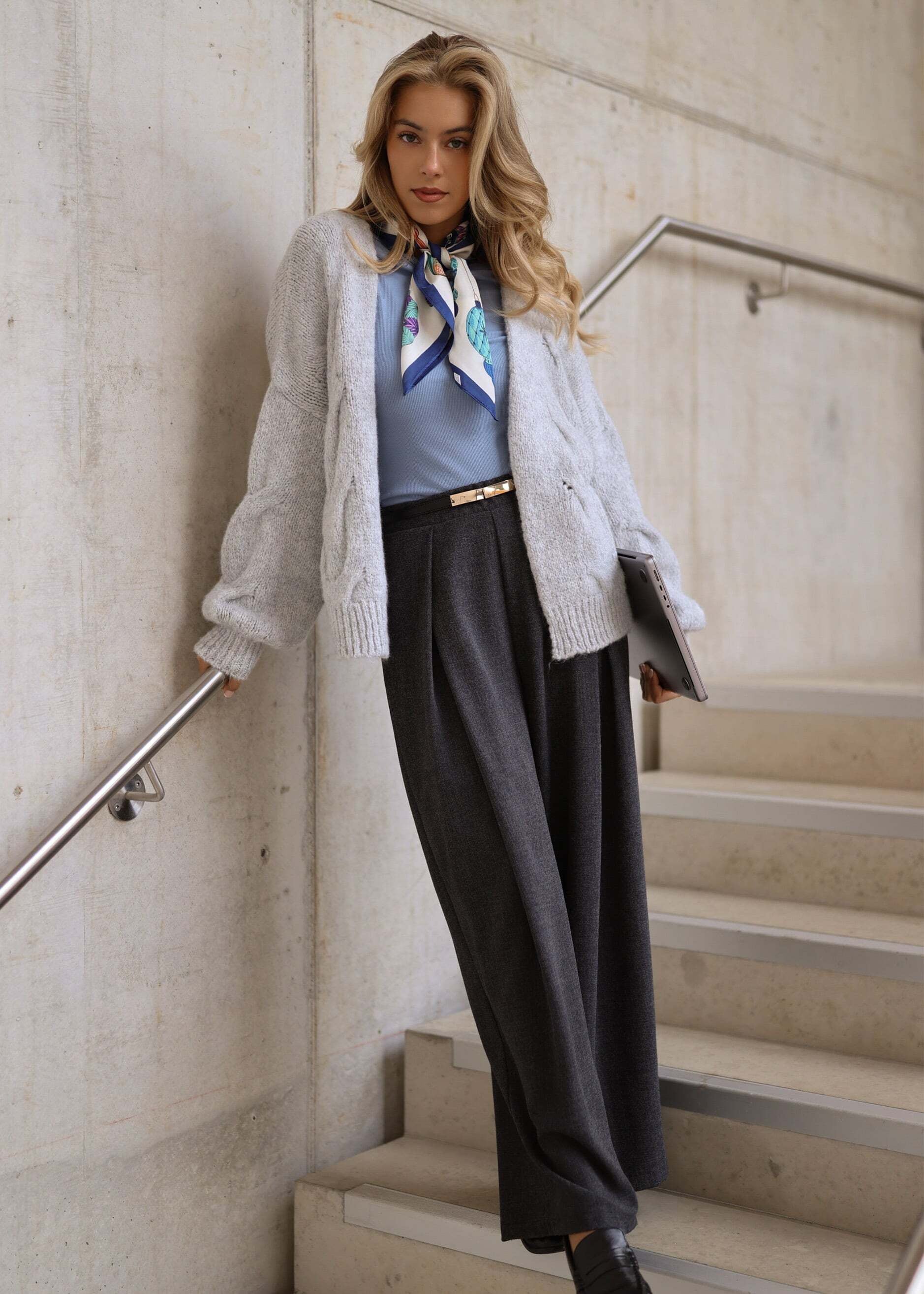 SASSYCLASSY Cardigan »Grob gestrickter Cardigan mit Zopfmuster« Locker geschnittener Cardigan in Grau