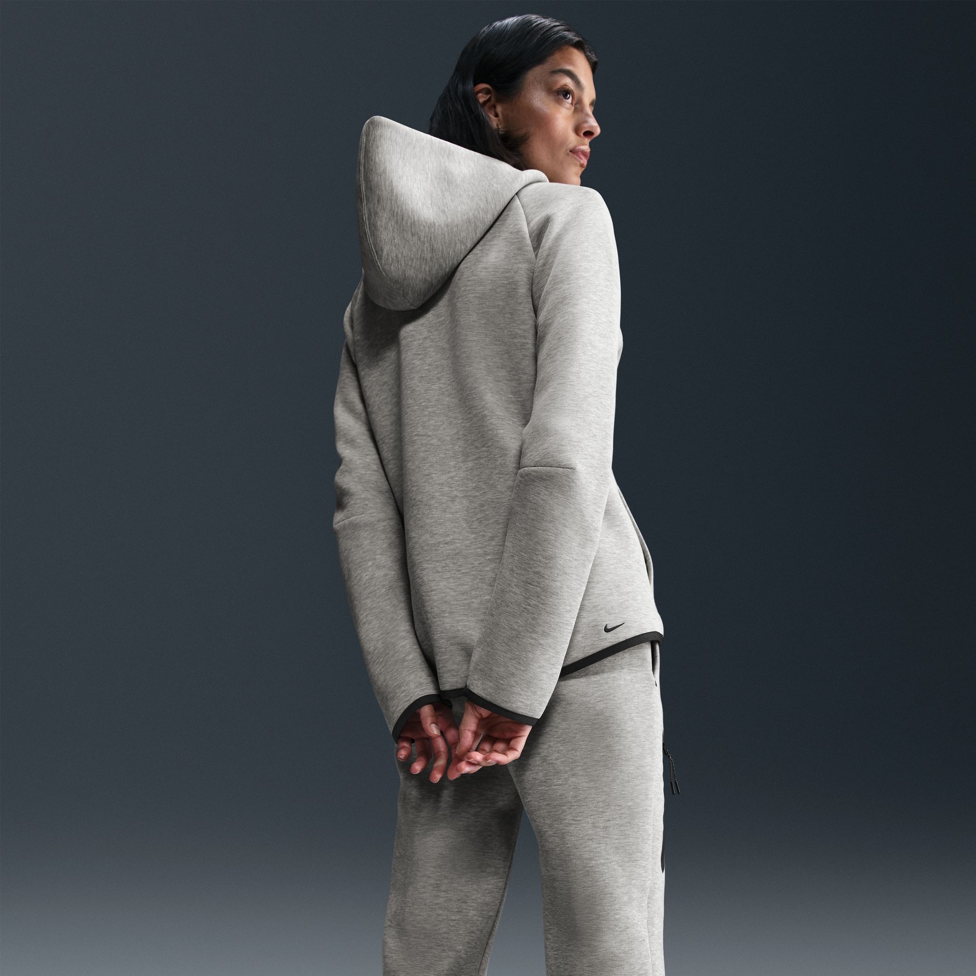 Nike Sportswear Sweatshirt »W NSW TCH FLC WR FZ HDY 2«, sportlicher Stil, für entspannte Freizeitaktivitäten
