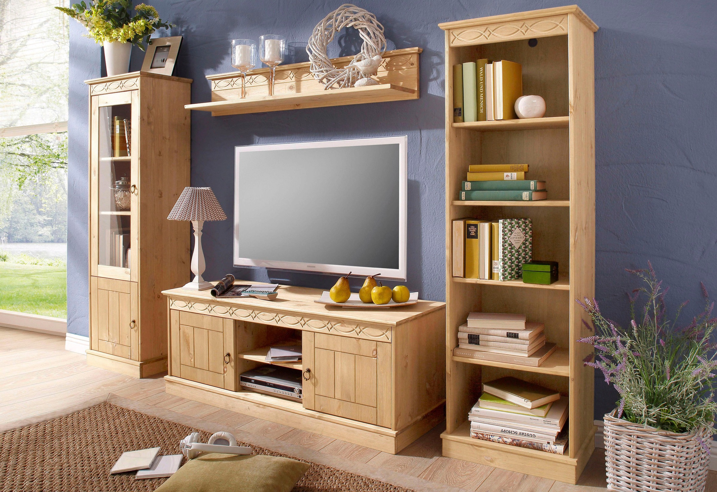 Home affaire Vitrine »Indra«, aus massiver Kiefer, FSC®, 2trg., Höhe 145 cm, dezentes Ornament