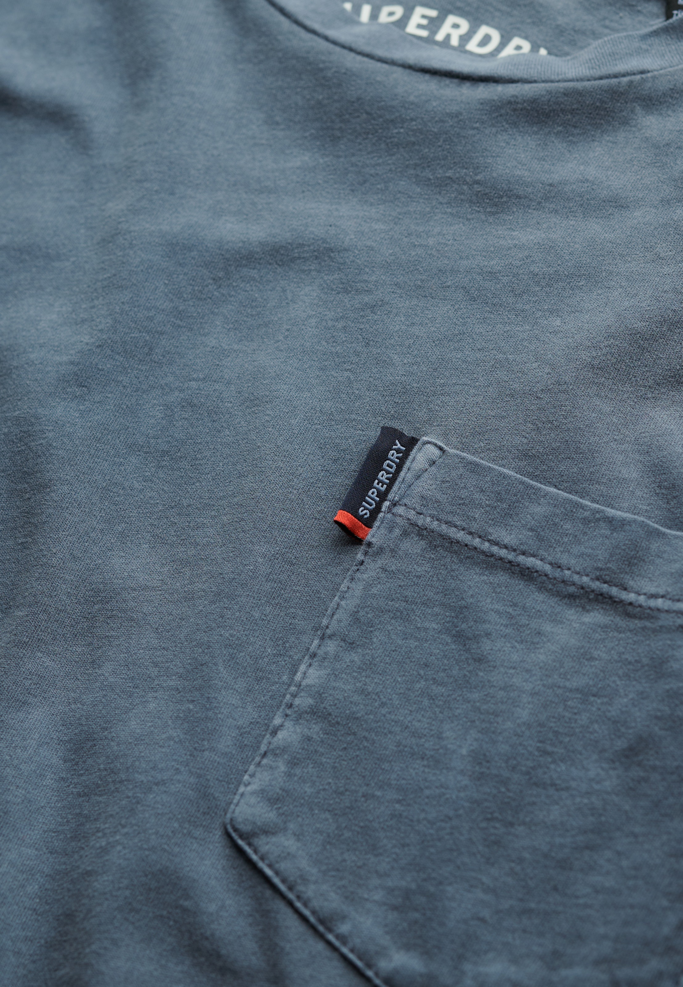 Superdry Rundhalsshirt »CLASSIC ESSENTIAL POCKET TEE«, mit stylischer, aufgesetzter Brusttasche