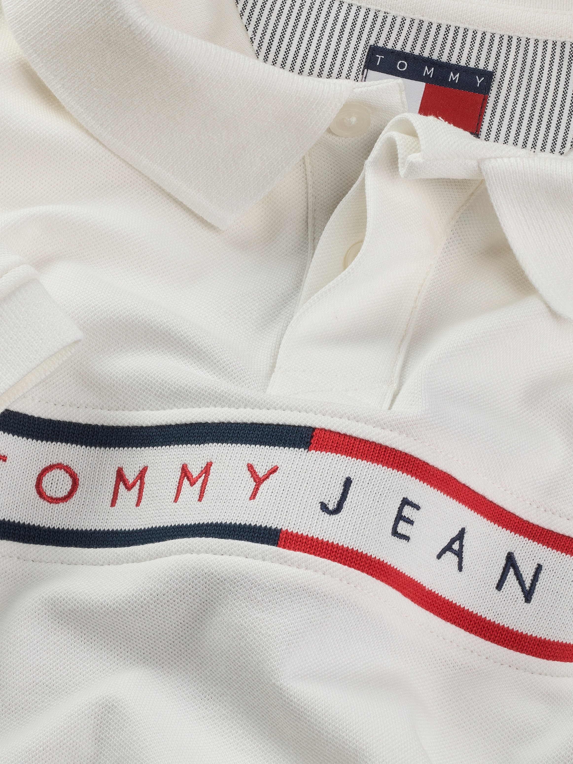 Tommy Jeans Poloshirt »TJM SLIM CHEST FLAG POLO«, Mit Rundhalsausschnitt