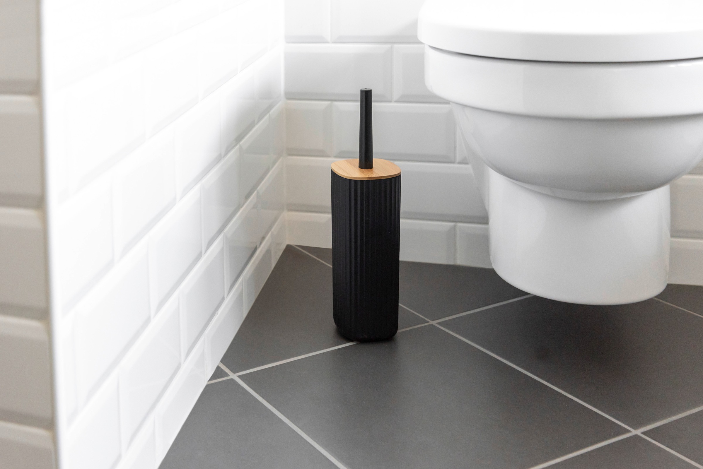 WENKO WC-Garnitur »Rotello«, aus Kunststoff-Bambus, schwarz, mit geschlosssener Form