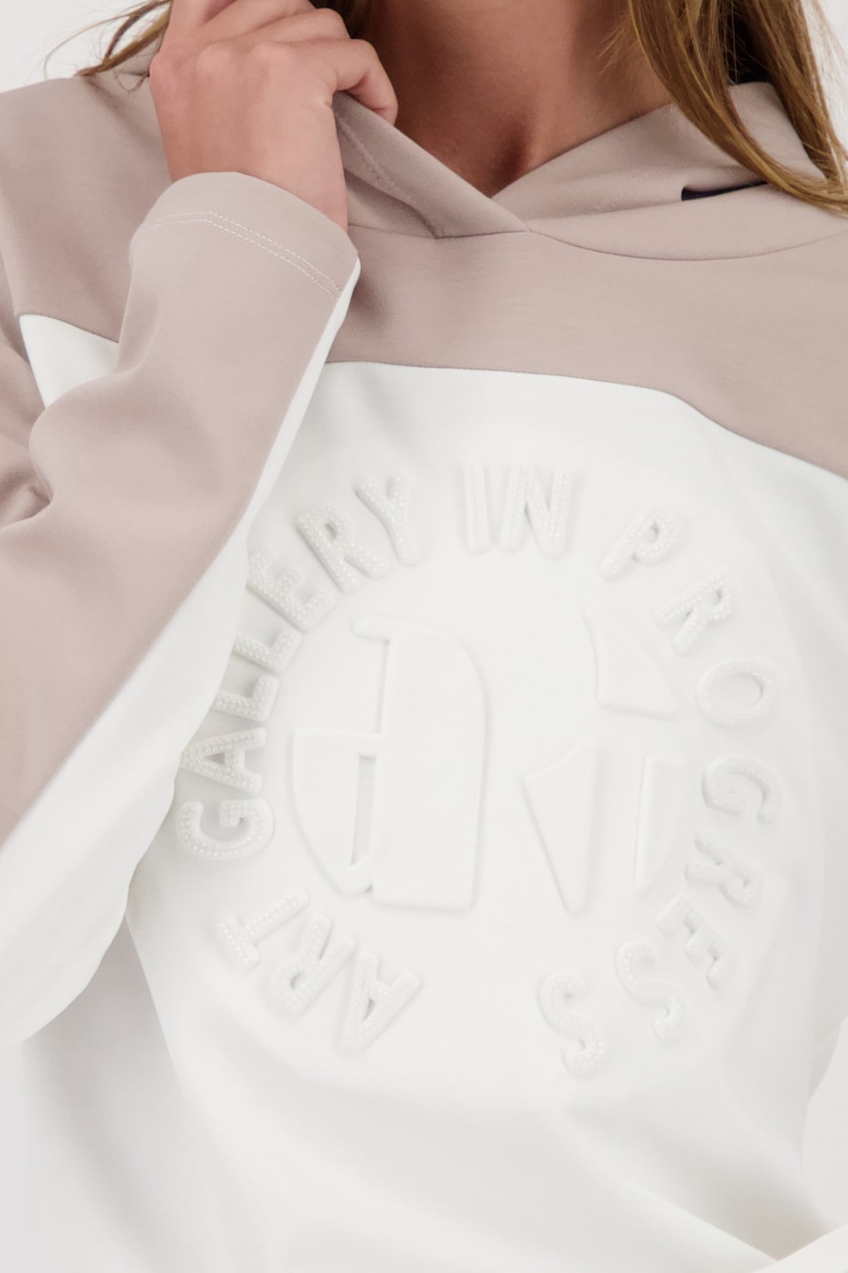 Monari Kapuzensweatshirt »Sweatshirt Basic Prägedruck«, Regular fit mit Kapuze
