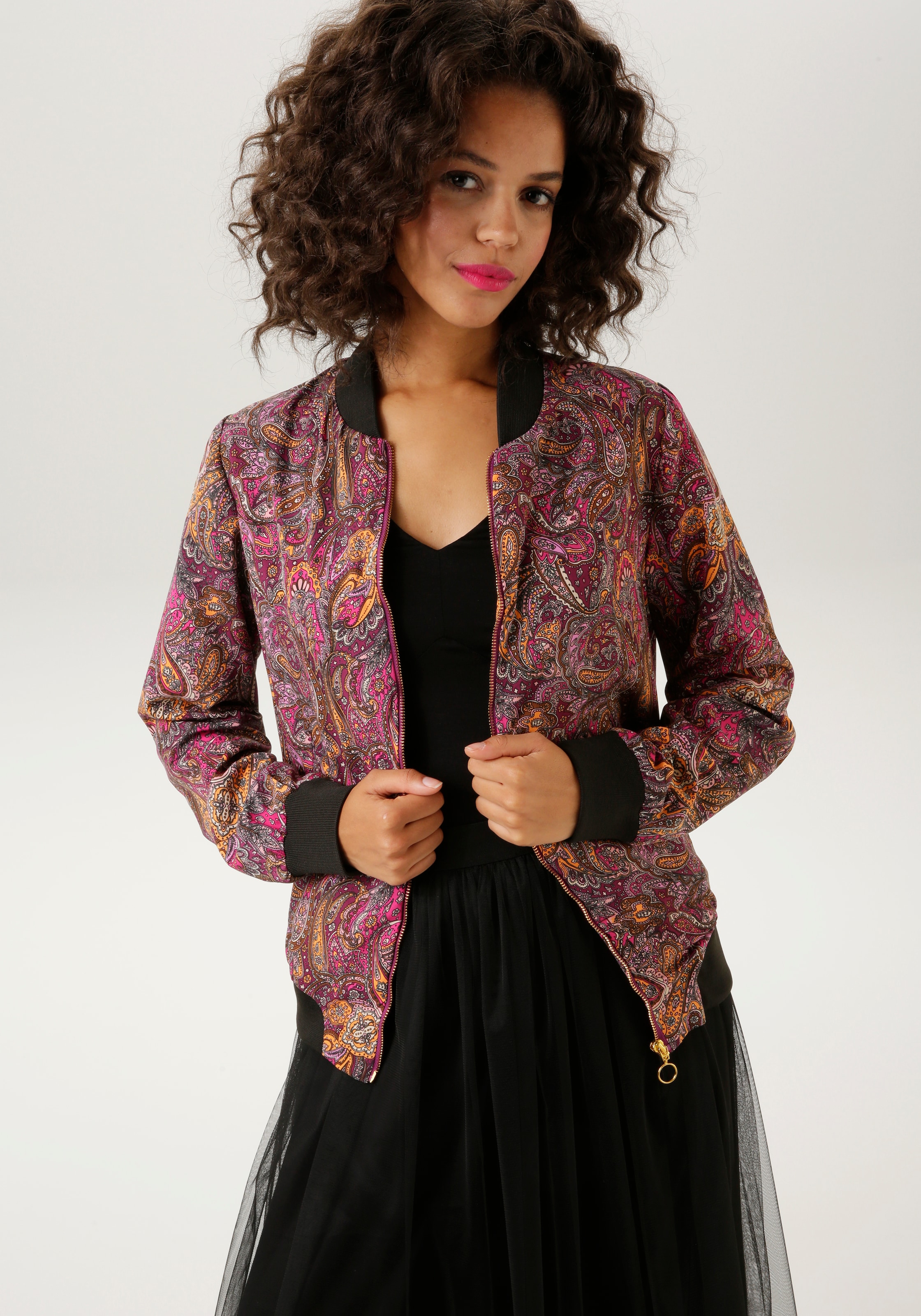 Aniston CASUAL Blouson, mit farbharmonischem, verspieltem Paisley-Muster