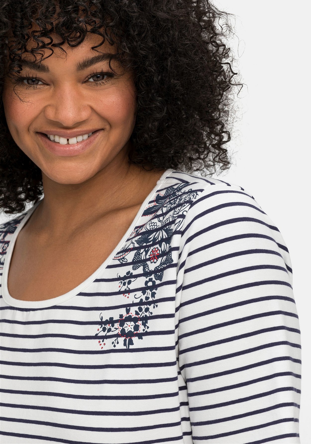 Sheego Rundhalsshirt »Ringelshirt mit floralem Druck und Kontrastnähten«, mit floralem Druck und Kontrastnähten