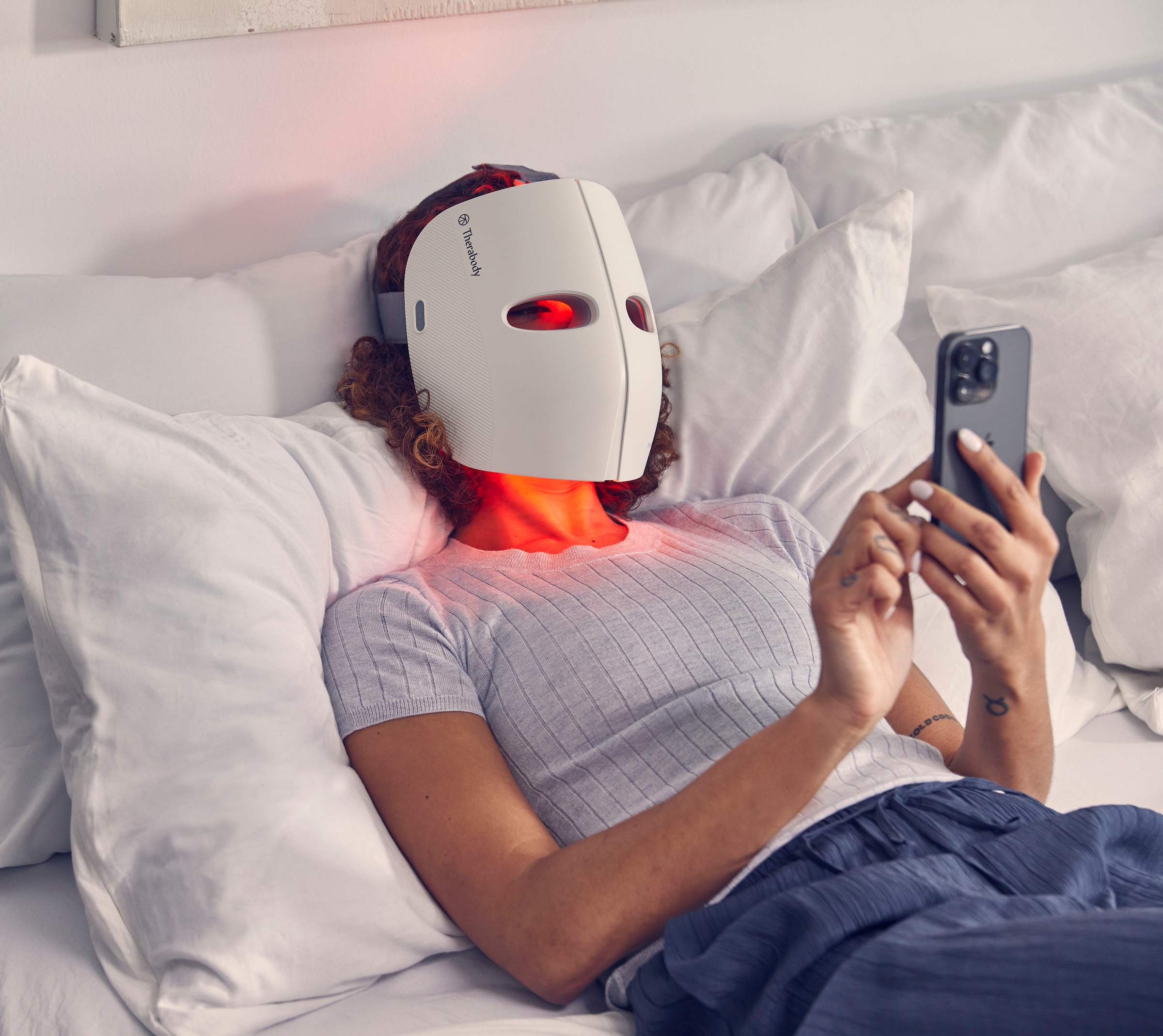 Therabody Kosmetikbehandlungsgerät »TheraFace Mask LED-Hautpflegemaske mit Vibrationstherapie«, Verbesserung der Hautstruktur, klinisch erwiesene Vorteile