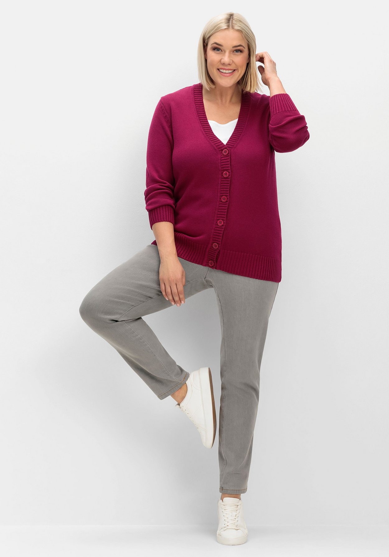 Sheego Strickjacke »Strickjacke mit V-Ausschnitt und Knöpfen, tailliert«, mit V-Ausschnitt und Knöpfen, tailliert