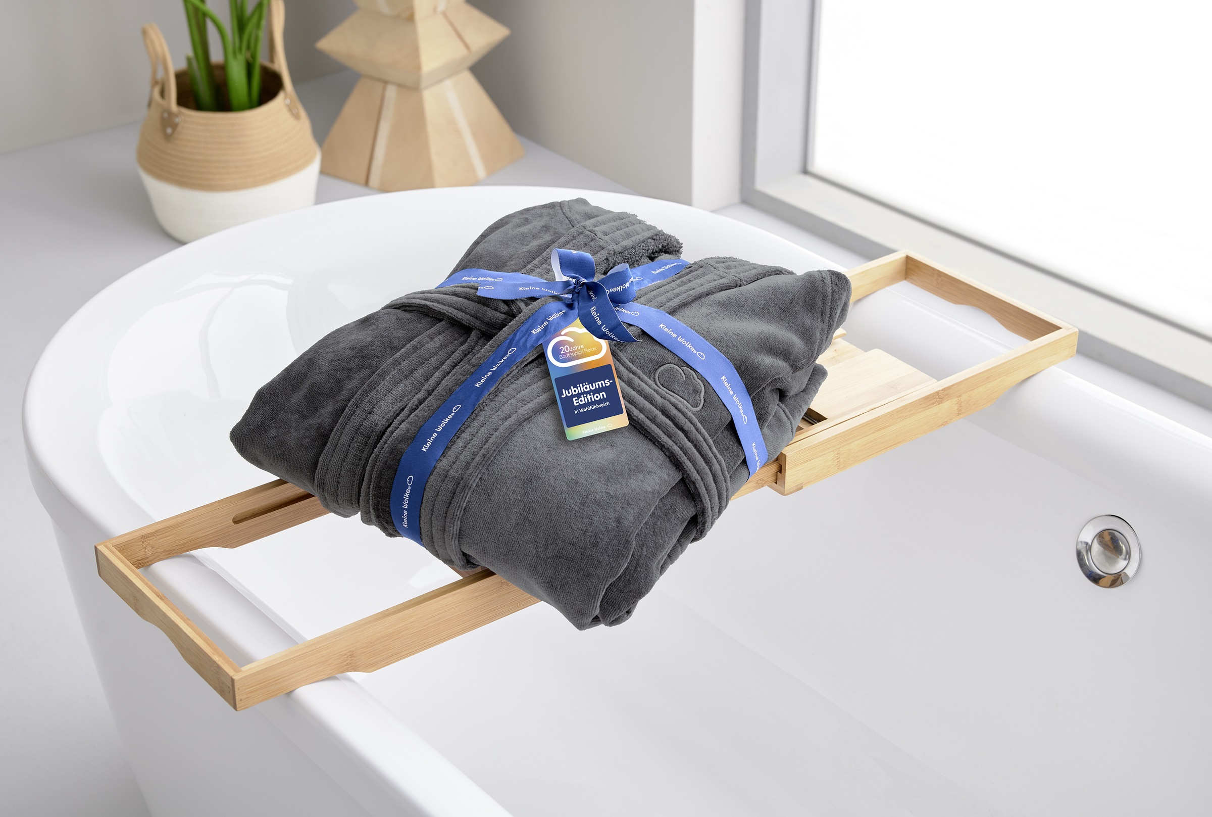 Kleine Wolke Unisex-Bademantel »Chill, ideal für Sauna & Spa, Hotelbademantel, Morgenmantel«, (1 St.), für Damen & Herren, Uni Farben, zwei Taschen, S/M, L/XL