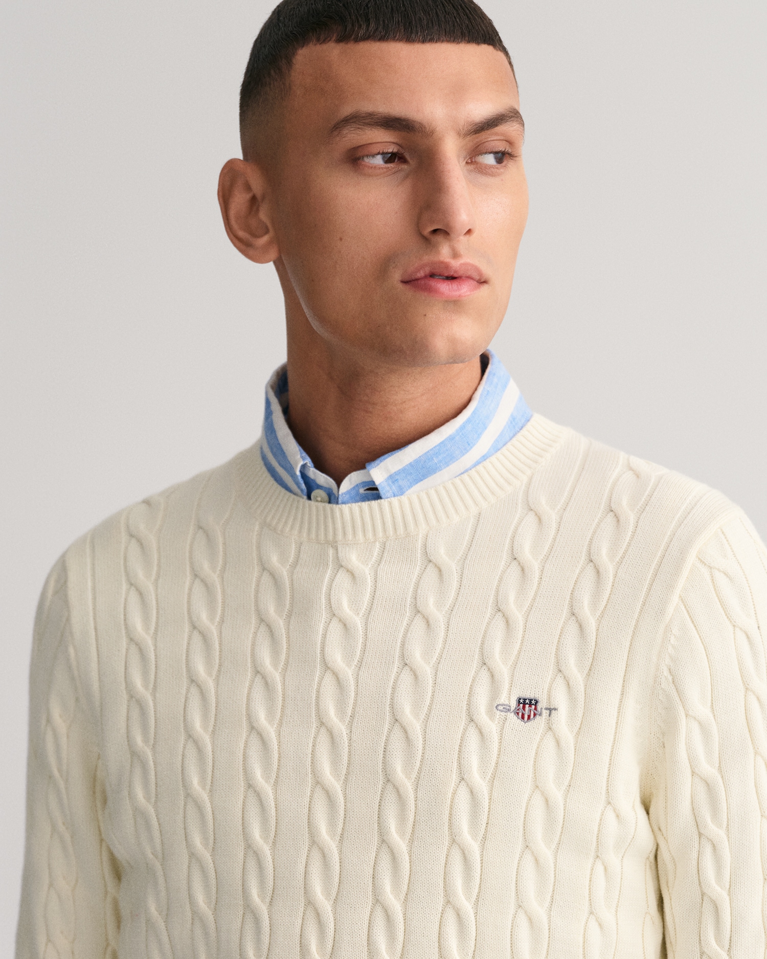 Gant Strickpullover »COTTON CABLE C-NECK«, mit Wappen-Logostickerei auf der Brust